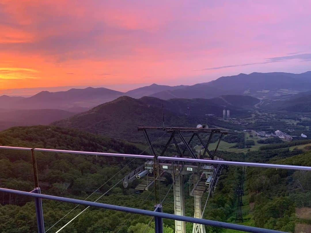 星野リゾート　トマムさんのインスタグラム写真 - (星野リゾート　トマムInstagram)「昨日の雲海テラスの、別カットです。この灯台デッキはゴンドラ駅舎の真上にあります🚡  Another photo from yesterday. This Todai deck is right above the gondola station.  #星野リゾート #リゾナーレ #リゾナーレトマム #トマム #hoshinoresorts #risonaretomamu #risonare #北海道 #Hokkaido #北海道旅行 #星野集團 #Hokkaidotrip #Japan #japantravel #絶景  #旅行気分 #おうちで旅体験 #旅は魔法 #妄想旅行 #farm #雲海 #雲海テラス #UNKAI #UNKAITERRACE」7月8日 8時31分 - hoshinoresorts_tomamu