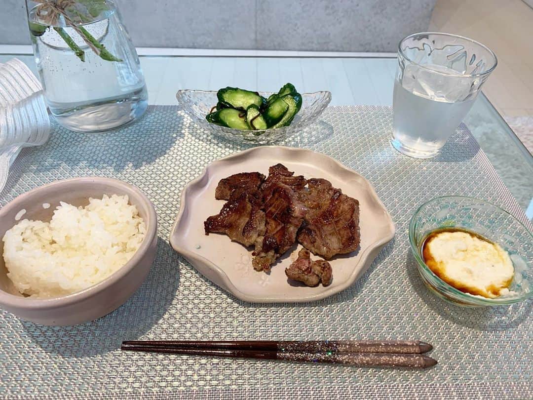 のインスタグラム：「コストコで牛タン買ってきたので、厚切りにして食らった💃💃💃💃 幸せ度高いわ  #牛タン #コストコ #朝ご飯 #ねぎし #コストコの牛タン」