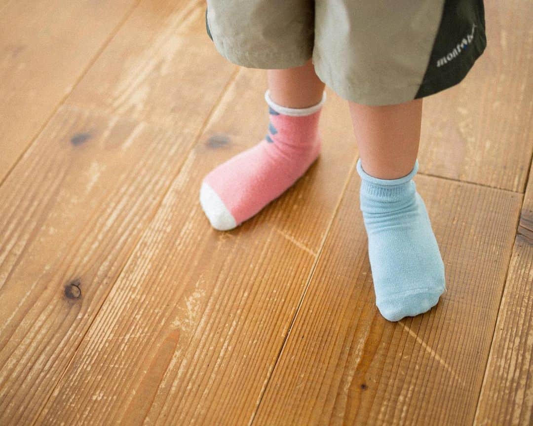 セソコマサユキのインスタグラム：「どんな時も靴下を色違いに履くことと、マントを欠かさない次男のファッションセンス。  #沖縄 #移住 #子育て #ちいさい足ってかわいいなぁ #子どもの独特なファッションセンス」