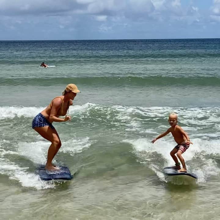 Bethany Hamiltonのインスタグラム：「Lil mans got the stoke 💯😁🤗 #sharethestoke #passiton」