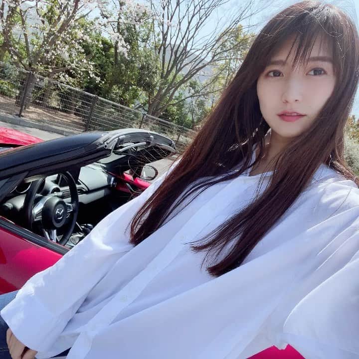 のインスタグラム：「風の音がするよ🍃  この、ロードスターは月刊driverさんの社用車です🚘  粋ですねぇ🥀  最近はめっきりドライブデートに誘われることがなくなりましたが…😶  ドライブデートっていいよね〜🚘✨ 中学・高校時代は単車より車乗りの彼に憧れました。  深夜の国道を無駄にぐるぐる走ったり。冷たい浜風に当たりに海へ行ったり。満天の星空を観に行くために、心霊トンネル通ったり…、、🤔  月刊driverさんの不定期連載 今回の企画は謎のクルマ好き美女「あいみ」の本音。 ドライブデートでやっちゃダメなこと10選【基本編】  👉https://driver-box.yaesu-net.co.jp/new-article/35736/  今回、ご紹介した内容は本当に基本中の基本です。  免許を持ってない人、道交法・交通ルールやマナーに詳しくない人が助手席に乗ってもその車に乗ることが不安になったり不快を感じたりする内容がセレクトされてます。  例えば、⑥に記載の内容について  たとえ前車が教習車でフラフラしていたり、ノロノロ走っていたり、合図を何度も間違えたとしても左から追い越しをしてはいけません。  同乗者、特に助手席に乗ってる人は急ハンドルに驚き、不安になると思います。街路樹、電柱や縁石、ガードレールに近付いてハッとするかもしれません。  違反内容としては「追越し違反」。加点2点と普通車の場合、反則金9,000円が課せられてしまいます。  追い越し禁止場所でなければ、状況を判断して右から追い越し（または追い抜き）をすればいいのです。 左から追い越しをし、前車の進路を無理に塞ぐ必要はないのです。  左から追い越しをされた車の運転者は、思いもよらない方向から勢いをつけ急に目の前に現れた車に驚くことでしょう。驚いて急ブレーキやハンドル操作を誤る可能性もあります。  右から適切な追い越し（追い抜き）が出来ない状況であるのにも関わらずこのような運転をするドライバーは運転中にイライラしている、慌てている傾向が強いと思います。時間と心に余裕が持てる運転計画を立てましょう☘  左から追い越しをしたことある方。心当たりありませんか？  交通違反になるか？ならないか？以前に、同乗者や他の運転者が不安になるような運転をしてはいけません。🙅🏻‍♀️ また、自ら事故を誘発するようなリスクの高い行為はやめましょう。  余裕を持った運転姿勢で、安全に快適なドライブを楽しみたいですね♪🚘💕  。。。。  #stickshift  #mt女子 #mt車 #ドライブ #ドライバー #mt車好き #車好き #ドライブ好き #運転好き  #車好き女子　 #車 #ロングヘア #ジーパン  #白シャツ　#stickshift #mazda #ロードスター  ※ #謎のマニュアル車乗り美女」