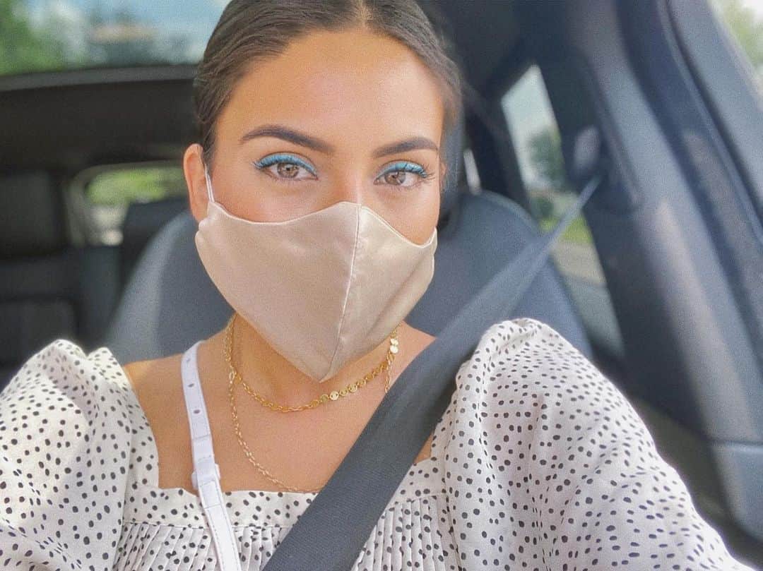 Ana Brenda Contrerasのインスタグラム：「Por favor usen cubre boca 🙏🏼 please wear a face mask 😷 ( ya me iba a bajar no empiecen ) 🥰 💋」