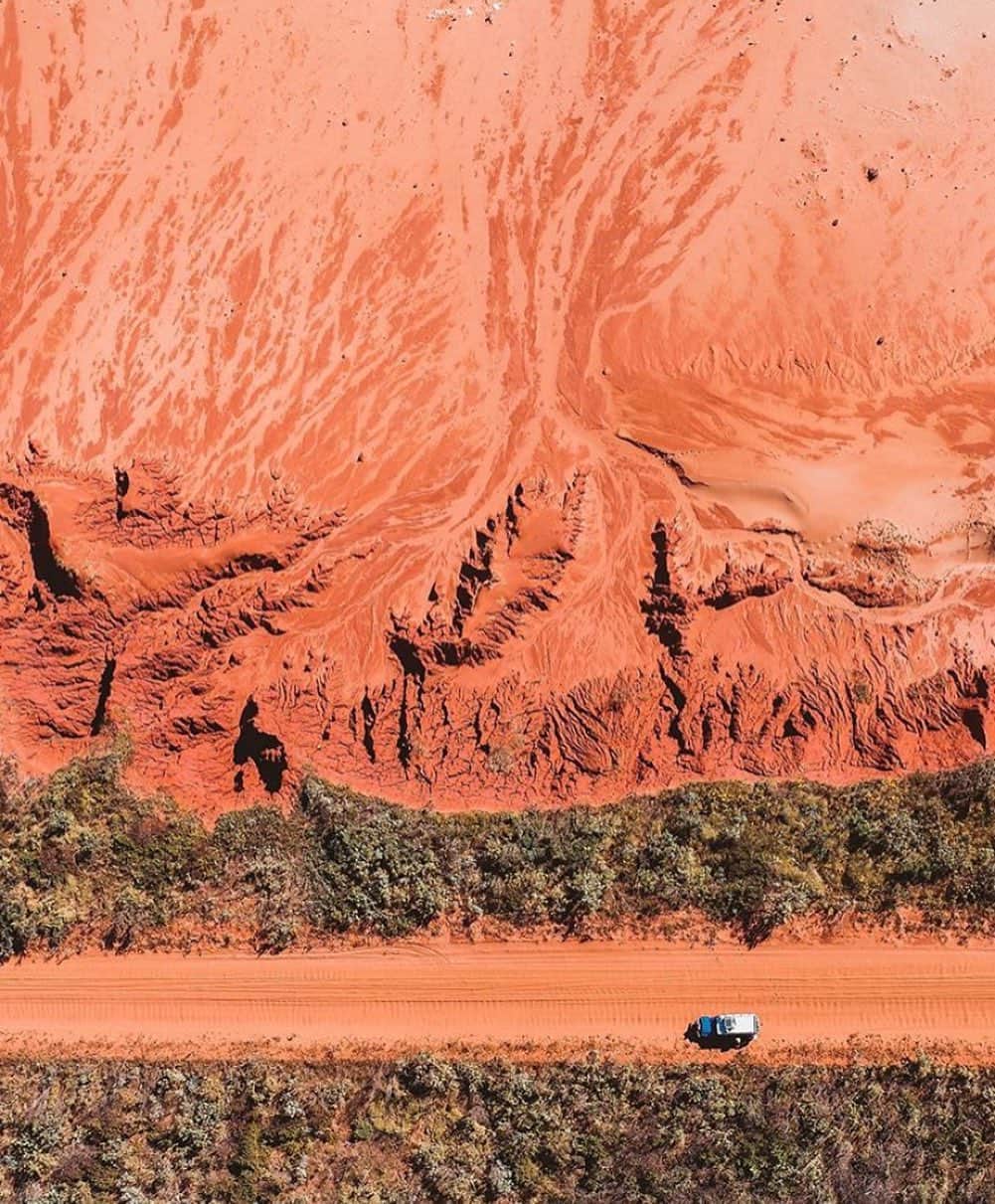 Poler Outdoor Stuffさんのインスタグラム写真 - (Poler Outdoor StuffInstagram)「It’s a game we call “spot the #adventuremobile” Epic photo from our buds @wildroadwanderers of their old rig down under🤙🏻 #campvibes」7月8日 9時18分 - polerstuff