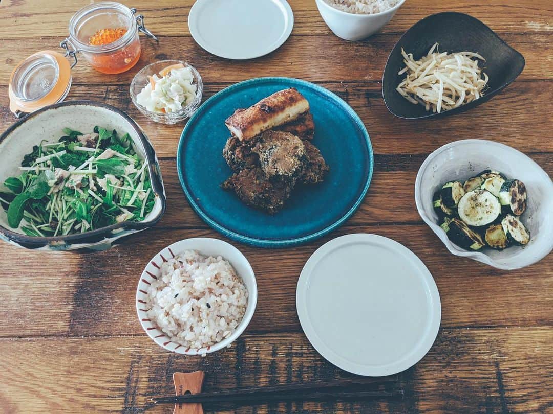藤田敦子のインスタグラム：「ㅤㅤㅤ 【#blendakitchen 】 Lunch. ㅤㅤㅤ いつかのランチ ✔︎ポテサラをコロッケに ✔︎冷凍しておいたソイミート春巻き ✔︎自家製ツナのリーフサラダ ✔︎もやしナムル ✔︎グリルズッキーニ ✔︎いくら ✔︎漬物 ㅤㅤㅤ いつもポテサラが傷むかなぁ、てときに コロッケにして味変して食べています。 衣はおからでできてるやーつ。 ㅤㅤㅤ 我が家からは鶏がらスープもなくなり、 最近のもやしナムルは、 @mother_inc の ベジストックを使っています。 めちゃくちゃ美味しい😍 ㅤㅤㅤ お米は、玄米、白米、蒟蒻米に加えて 雑穀米も入れつつ、さらにキヌアやはと麦、 もち麦もプラスしています。 はと麦はやはり圧力鍋がいいかなぁ🤔」