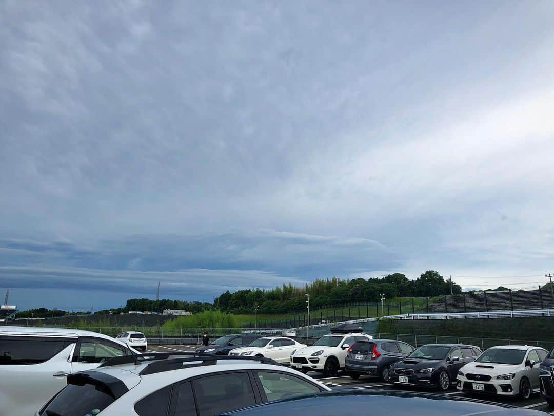 井口卓人さんのインスタグラム写真 - (井口卓人Instagram)「おっ‼️雨予報でしたが、雨降ってない。このまま、雨降らなかったら路面乾くかな〜？#SuperGT #test #SUBARU #BRZ #STI」7月8日 9時31分 - takutoiguchi