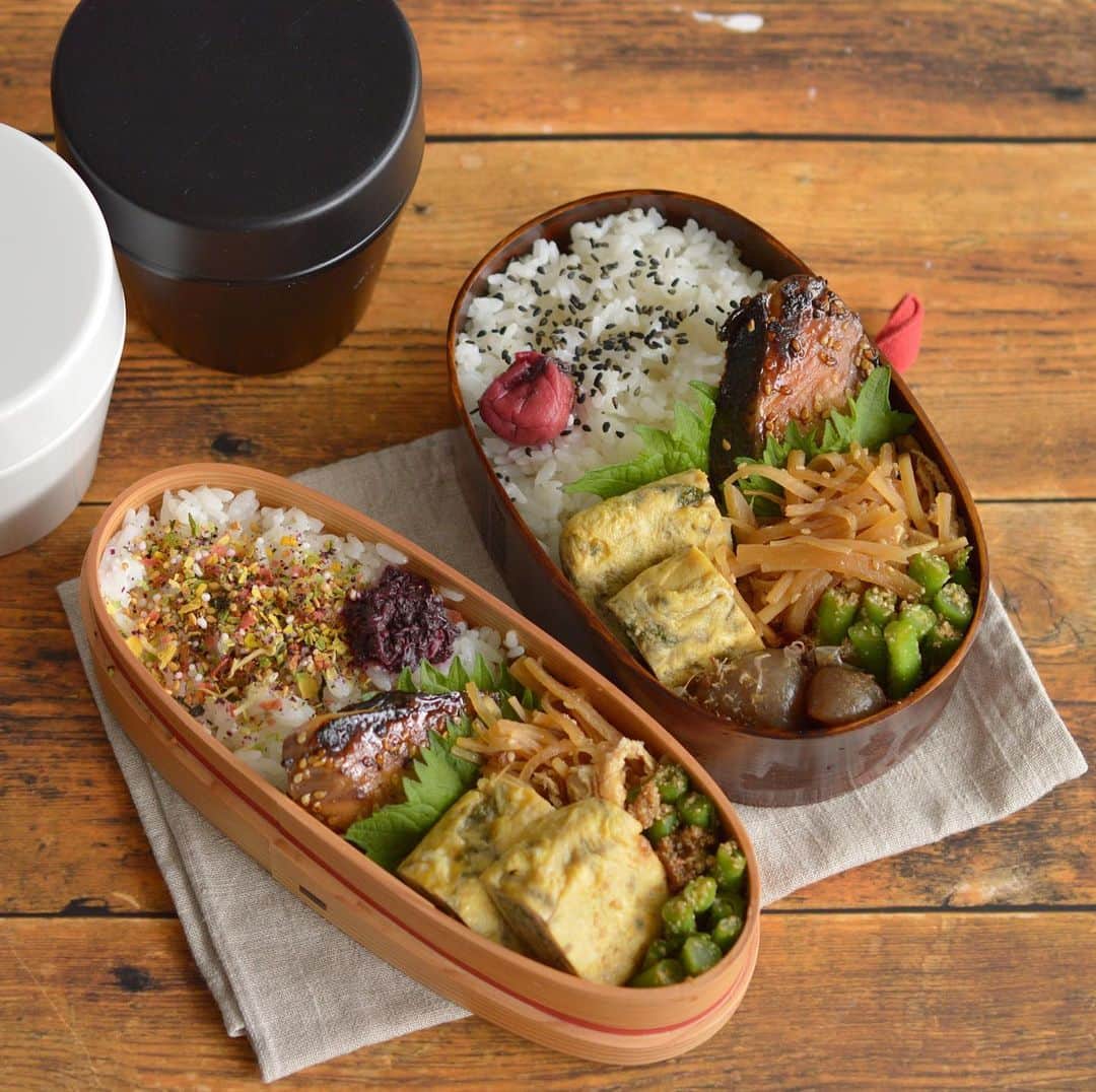 yukiyoのインスタグラム：「2020.7.8* ・ 今日のお弁当 ・ 普通のご飯 ふりかけ、梅干し…が切れたので梅干しの紫蘇乗せ 大葉ごま入り玉子焼き 鰤ごまみりん漬け焼き 大根きんぴら いんげんごま和え 玉こんにゃく煮 地味だなー ・ ・ 鰤ごまみりん漬けは #下味冷凍 ぶり切り身に塩と酒をふって10分位置き 水分を拭き取り みりん 大さじ 1・1/2 醤油、ごま 各大さじ 1/2 に漬けて冷凍しました。 ・ ・ 2枚目は #pr ・ 先日サプリを載せましたが 同じく @fujimi_official  さんのフェイスマスクです。 ・ 美容液が二層式になっていて使う時ブレンドします 香りも選べて気分リフレッシュの効果大 もちろん使い心地も良いですよ ・ ストーリーにURL貼っておくので 気になったら見てみてね ・ #FUJIMI #美容 #パーソナライズサプリ #パーソナライズマスク ・ ・ #お弁当 #obento #bento #lunch #lunchbox #onthetable #japanesefood #暮らし #曲げわっぱ #lin_stagrammer #ロカリ #おうちごはんLover #マカロニメイト #IGersJP」