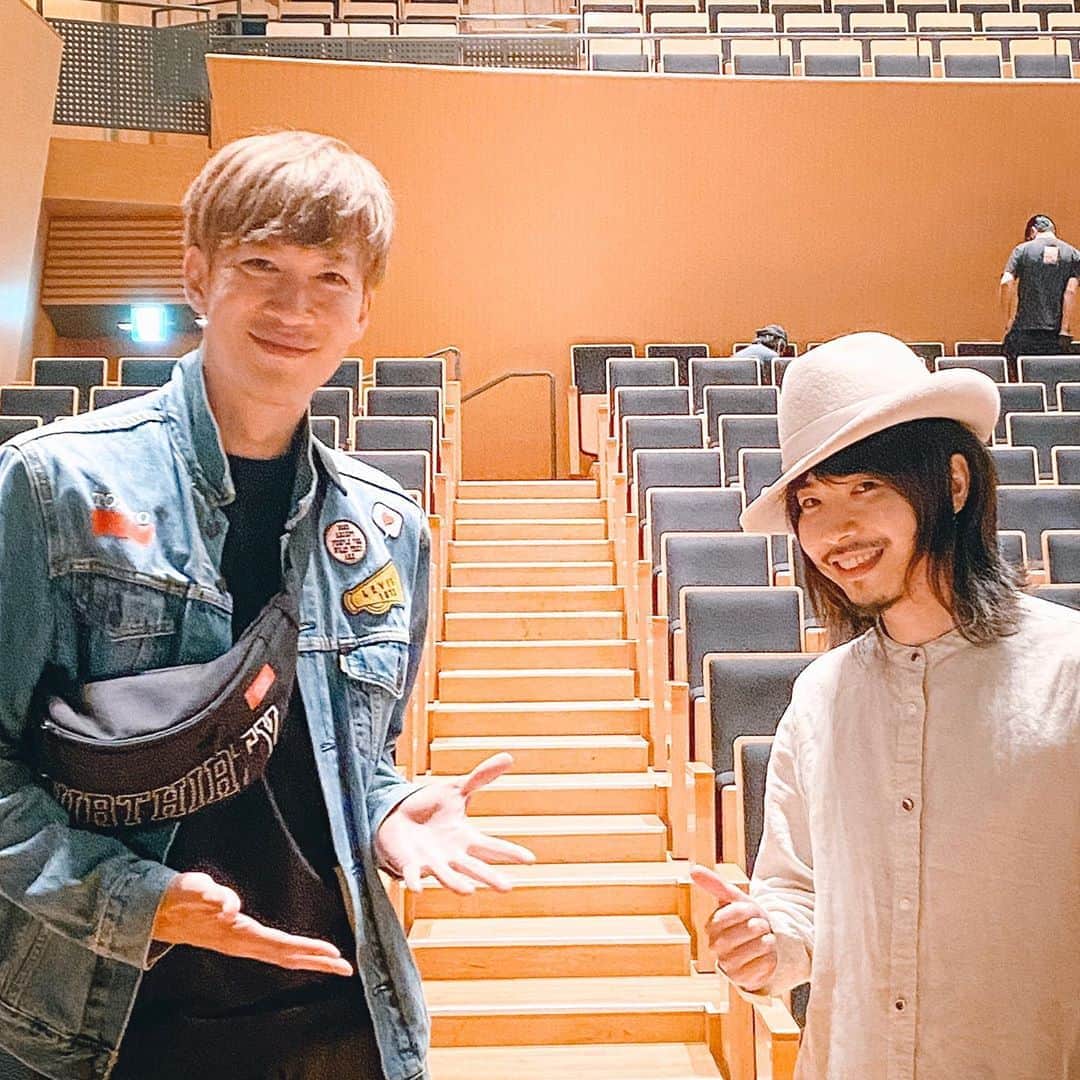 DJ U-ICHIのインスタグラム：「素敵な七夕になりました。 YoYo The ''Pianoman'' @yoyo_soffet  からライブのお誘いいただき、初の武蔵小金井へ 凄く綺麗なホールでした。 そして、こんな時代だから きっとライブに向けても色んな話し合いから本当に出来るのか？ など、きっとあったと思います。 アーティストは今みんな同じような立場だと思うし、そんな中でも席も三席分空けてたり、オンラインでも有料で生配信してたり色々新しい試みも見れました。 何より、音が最高でした！ 久しぶりに、ボーカル（歌い手さん）がいないライブを見た気がします。 スタイルは違うんだけど、自分も歌わないから、より親身になって見てたし、聴けて楽しかったです。 そして、そして、 YoYoに会うのは、ラストライブ以来だったんだけど、インスタライブから''うちで踊ろう''のRemix制作からYouTubeにて対談から、ちょくちょく連絡したりしててなんだか久しぶり感がなかったです（笑） でも、生で会えて良かった！ いやぁ、ほんと 七夕に素敵なライブを見せていただきました！！ ありがとう😊 #jazz #jazznight2020 #piano ps cameraにて星空に！」