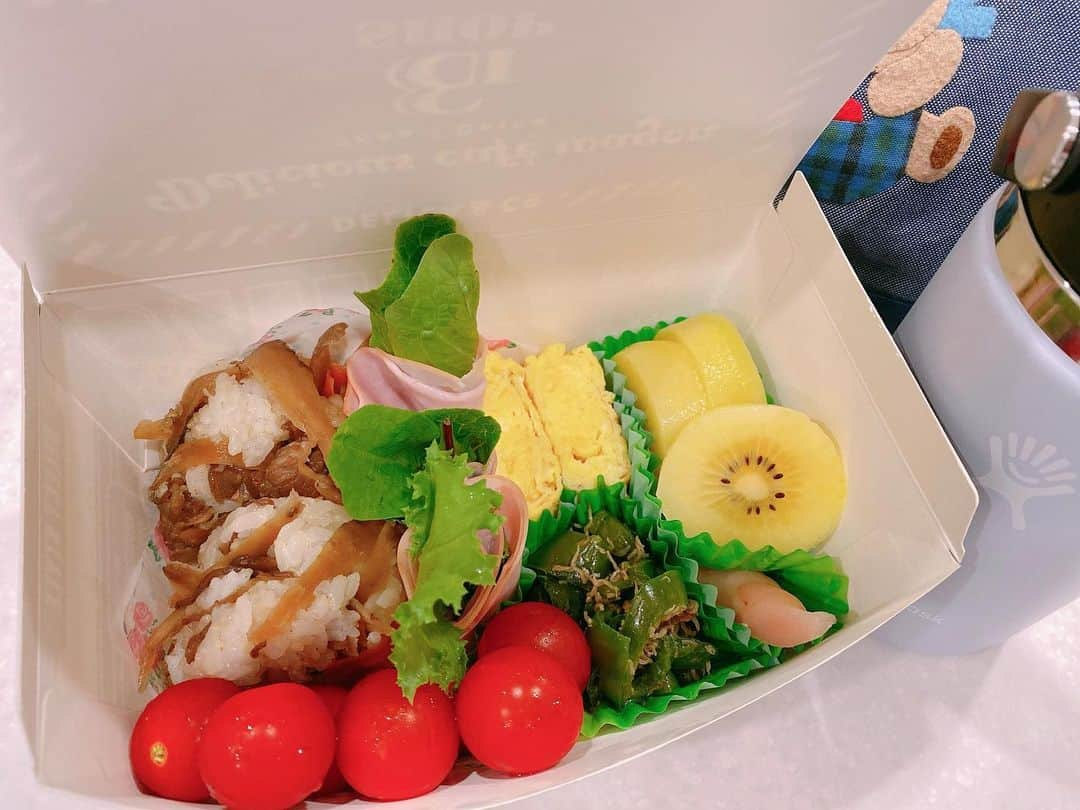 SHINOさんのインスタグラム写真 - (SHINOInstagram)「ここ最近のお弁当🍱 #オベンタグラム #おべんたぐらむ #おそうめん #肉ごぼうおにぎり #いさきのシソ塩おにぎり #鮭おにぎり #京都の舞コーン #チャーハンおにぎり #おじゃこゆかりおにぎり #美味しいもの送っていただいた #ありがとうございました #長女は根菜が好き #フルーツ好き #パンケーキ好評でした  #SHINO_lunchbox」7月8日 9時47分 - shino0605