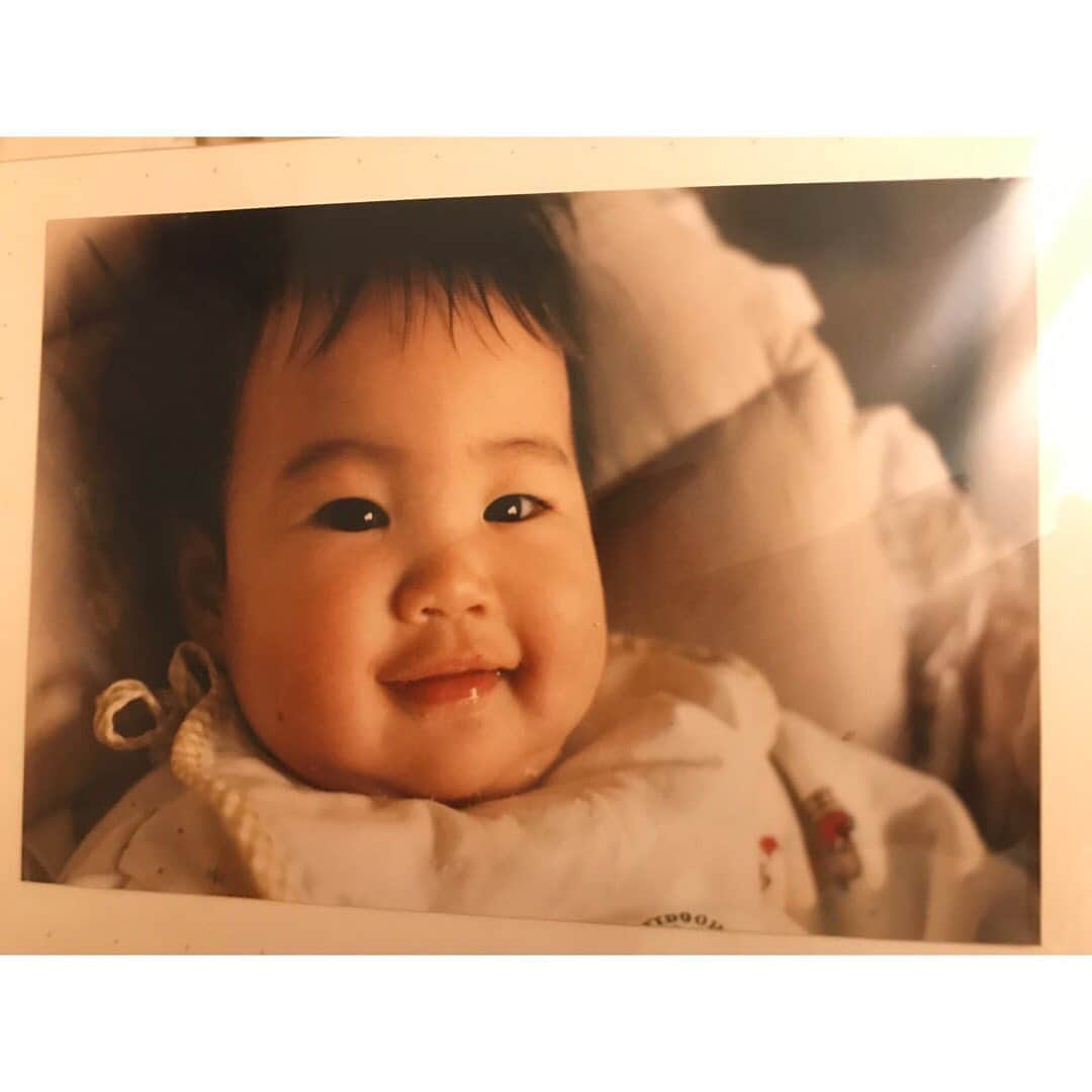 石橋静河さんのインスタグラム写真 - (石橋静河Instagram)「👶🏻 26才になりました。うひゃー！  夜、頭に浮かんだことを少しだけ…  おばあちゃんが昔、「十代のころ、戦時中友達と海辺にいたら米軍の飛行機が突然現れて、みんなで必死で逃げた。防空壕に向かって砂浜の上を必死で走った。一人の友達の足に弾が当たったけど、なんとかみんな命は助かった。」と言っていた。  しばらくしてからこの話を思い出していて、ふと、ぞっとした。 あの時、十代の少女だったおばあちゃんが「どうしてこんなつらい思いばっかりしなきゃならないの！」と逃げることを諦めていたら。 わたしがこうして生まれてくることももちろんなければ、おばあちゃんの息子も、娘も孫もいない。ましてやおばあちゃん自身もとっくにいない。  おばあちゃんがあの時そうしたように、おじいちゃんが、お父さんが、お母さん、ひいおじいちゃん、ひいおばあちゃん、ひいひいひいおじいちゃんが、人生の大変な瞬間に「生きる」という選択をしてきたから、今、わたしはこうやって生きることができている。 生まれて、育てられ、一人で歩けるようになり、、、海を越えて一人で行った国で、困った時に助けてくれた無数の人々に出会うことも、家族の誰か一人が生きるという選択を諦めていたら、叶うことはなったんだなあと実感します。 おばあちゃん、おじいちゃん、お父さんお母さんみんなありがとう！！ 　 　  だから。  気になるあの子も、大嫌いなあの人も むかつくあいつも　大好きなあの人も 誰かの大切な子どもであり、先人たちが決死で生きてきた証であり、歴史であるのだから。 その証である　あの子の　あの人の　 幸せを、生きる希望や自由を、 奪うことは決してあってはならないことなのだと強く思います。  この大変な時に世界中で、 更なる苦しみ、言葉の暴力や身体的な暴力で命を奪われる人がたくさんいて。今に始まったことではないけれど、特にいま浮き彫りになっていて。  自分にできることは大してないけど、 近くにそういったことで苦しんでいる人がいたら、そばにいたり、話を聞いたりしたい。 自分の無意識な言葉や眼差しで誰かを傷つけることもなるべく無いようにしたい。そうしてしまったら、同じことをしないように、勉強をする。 そして、周りで無意識に言葉や眼差しのグーパンチを投げている人がいたら、それ、良くないヨ！ってサラッと言えるカッコいい大人になりたいですな！  いつも正しくいることはなかなか難しいけど、 そんなふうに少しずつ成長できるように26歳もがんばります！」7月8日 10時01分 - shizuka_isbs