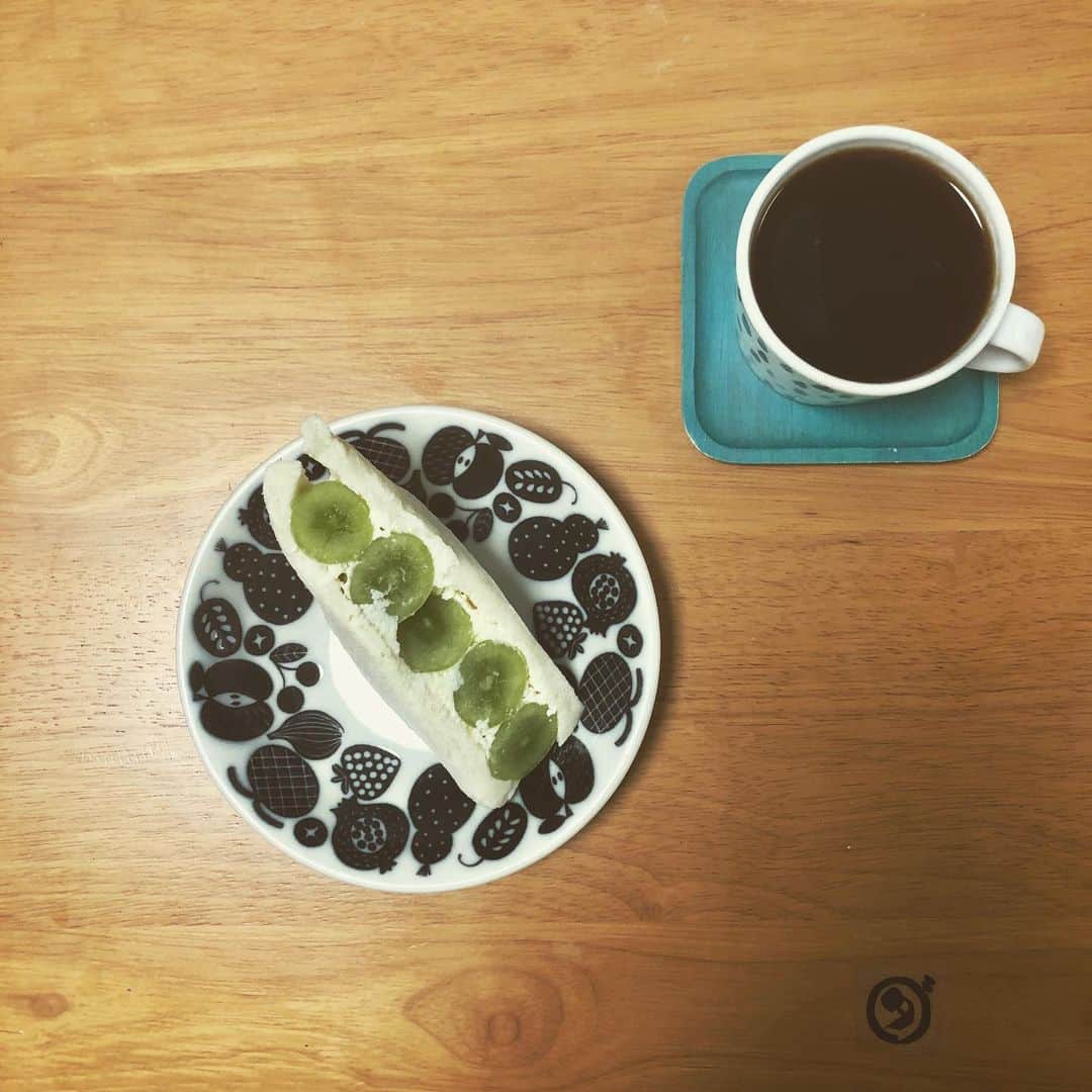 みのり(26)＠東京 ダイエットのインスタグラム：「. . フルーツサンド専門店【ダイワ中目黒店】 🍇フルーツサンド💓 . . いつもは、長蛇の列でなかなか入れないんだけど 最後の方だったからか、スルッと入れました😋 . 大粒のマスカットがごろごろはいってて 生クリームも甘すぎず、食べやすい！ . . こりゃ、何個でも食べれる😍 . . (て、お友達にも買っていった) . . けど、おひとつ980円なので "どひゃー"って言いながら買っちゃった💓 . (そこらのケーキよりイイネ(値)👍👍👍) . . でも、立派なシャインマスカットで、 最後までギッシリ入ってて感動❤️🥺 . . 他の🍑🍓🥝も食べたいなぁ . ( ダイエットしますします ) . ◉ライザップ公認の紹介アンバサダーです。 〜紹介特典で、お安く入会できます〜 . ▶︎全国どの店舗でもOK ▶︎カウンセリング予約前にご連絡ください . 📺RIZAP TVCM出演 🏅RIZAP BMG ファイナリスト2017.2018 . #rizap #ライザップ #ダイエット #diet #レコーディングダイエット #ダイエッター #公開ダイエット  #朝ごはん #morning #フルーツサンド #フルーツサンド専門店 #サンドイッチ #sandwich #nakameguro #中目黒 #中目黒グルメ #中目黒カフェ #テイクアウトグルメ #テイクアウト専門店 #コロナフードアクション #ダイワスーパー #ダイワ中目黒店 #トレンド #シャインマスカット #巨峰 #生クリーム」