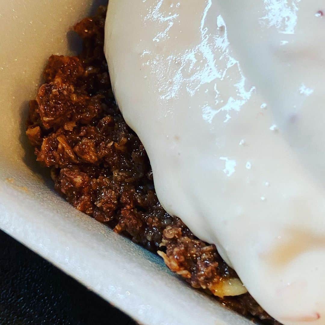 岡田美里さんのインスタグラム写真 - (岡田美里Instagram)「ヤマモモ🍒ジャムは種を取るのが大変な割にジャムとしては 「んー」なお味。  ふと思い立ってチーズケーキに混ぜてみたらこのヤマモモの酸味がジャストミート🍒 チョコレートとヘーゼルナッツのクランチを敷いて流してみました。 午後にきのこ王に試食してもらいます✨  今日は保健所に行ってきます🐝 #チーズケーキ #おべんとう箱入りチーズケーキ」7月8日 10時24分 - millieokada