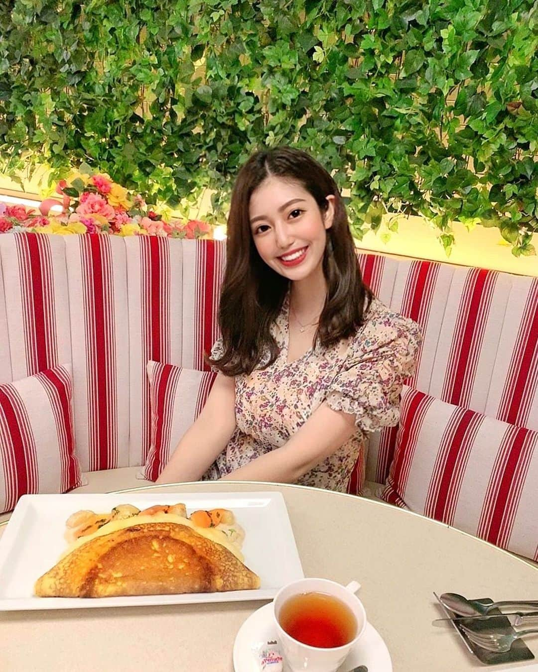 あべなつきさんのインスタグラム写真 - (あべなつきInstagram)「この黄色い食べ物はなんでしょう🥺正解は…﻿ ﻿ ﻿ ﻿ オムレツです🥚🍳🥚❤️﻿ ﻿ ふわふわのパンケーキみたいな﻿ オムレツ食べたの初めてだよ〜！！﻿  ちおりんと…✨　@pu_pu_purin.17  ﻿ タマゴ大好き星人なので、﻿ すごいテンションあがりました🙈🙌﻿ ﻿ この大手町と東京駅の近くにある﻿ このフレンチレストランは、﻿ 海外にきたみたいな雰囲気ですっごく﻿ おしゃれで可愛いの❤️☕️﻿ ﻿ カフェみたいな感じでつかったよ！﻿ ディズニーにきたみたいだったよ〜！！﻿ ﻿ カフェめぐりしたい、、、😳﻿ ﻿ ﻿ ﻿ワンピースは、韓国通販のイチナナキログラムのだよ〜 ﻿ ﻿ #おしゃれカフェ　#東京カフェ　#大手町カフェ　#東京グルメ　#カフェ巡り　#オムレツ　#フレンチ　#おしゃれさんと繋がりたい #銀座カフェ #ディズニーランド #ディズニー写真  #カフェご飯 #カフェスタグラム #カフェ好きな人と繋がりたい #カフェ活 #カフェデート #カフェ好き ﻿#案件募集　#インフルエンサー　#東京カフェ巡り #東京駅 #東京ディズニーリゾート #東京観光 #フレンチレストラン  #17kg #イチナナキログラム #韓国通販　#韓国ワンピース  ﻿ ﻿」7月8日 10時18分 - i.am_natsuki_