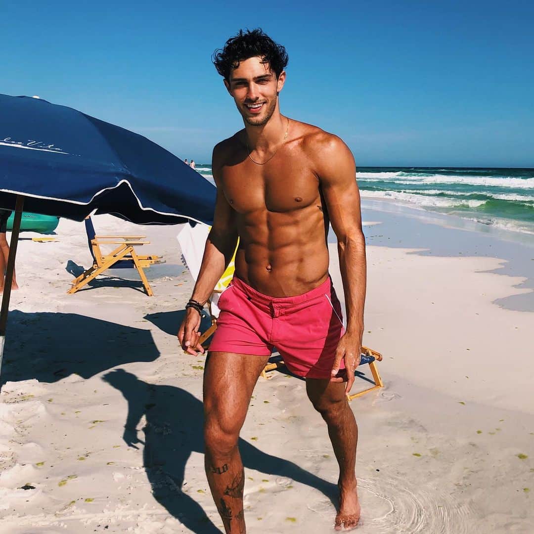 Steven Kellyのインスタグラム：「Expectations—>Reality」