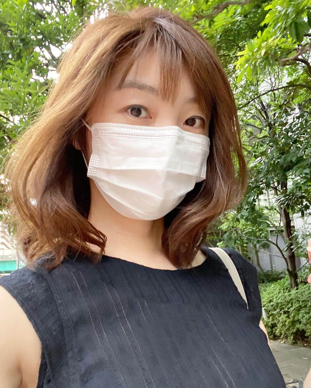 若井久美子のインスタグラム：「美容院でカット後の写真を撮り忘れ🤳 帰りに撮った写真。この長さでコテで巻くの難しい😬もっと切ろうと思ったけれど「ロングに未練があるならあんまり切らないほうがいいんじゃない？」って美容師さん💇‍♀️ 結果この長さ、気に入ってます💓」