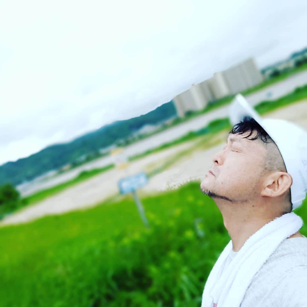 松本隆博のインスタグラム：「。 いやぁ、、凄い雨でした。 夜中ずっとアラートが鳴り響 いてて緊張感の昨夜でした。 今日は少しの時間の曇り空、 走りに来ました(^-^)。 (J10分＋W10分)×4セット。  いつもの清らかな重信川は なく濁流の荒れた河川に なってます…いつも思うのですが ここには沢山の稚魚がいるの にこんな時はどうなってるやろ？ 数日経てば元通りになってる 様にみえるんだよな、、、 自然って凄い、、、もちろん 命を奪う惨さも潜んでいるが。  家帰って…ホットサンド作る。 (*^^)v  ～人生遊歩道～」