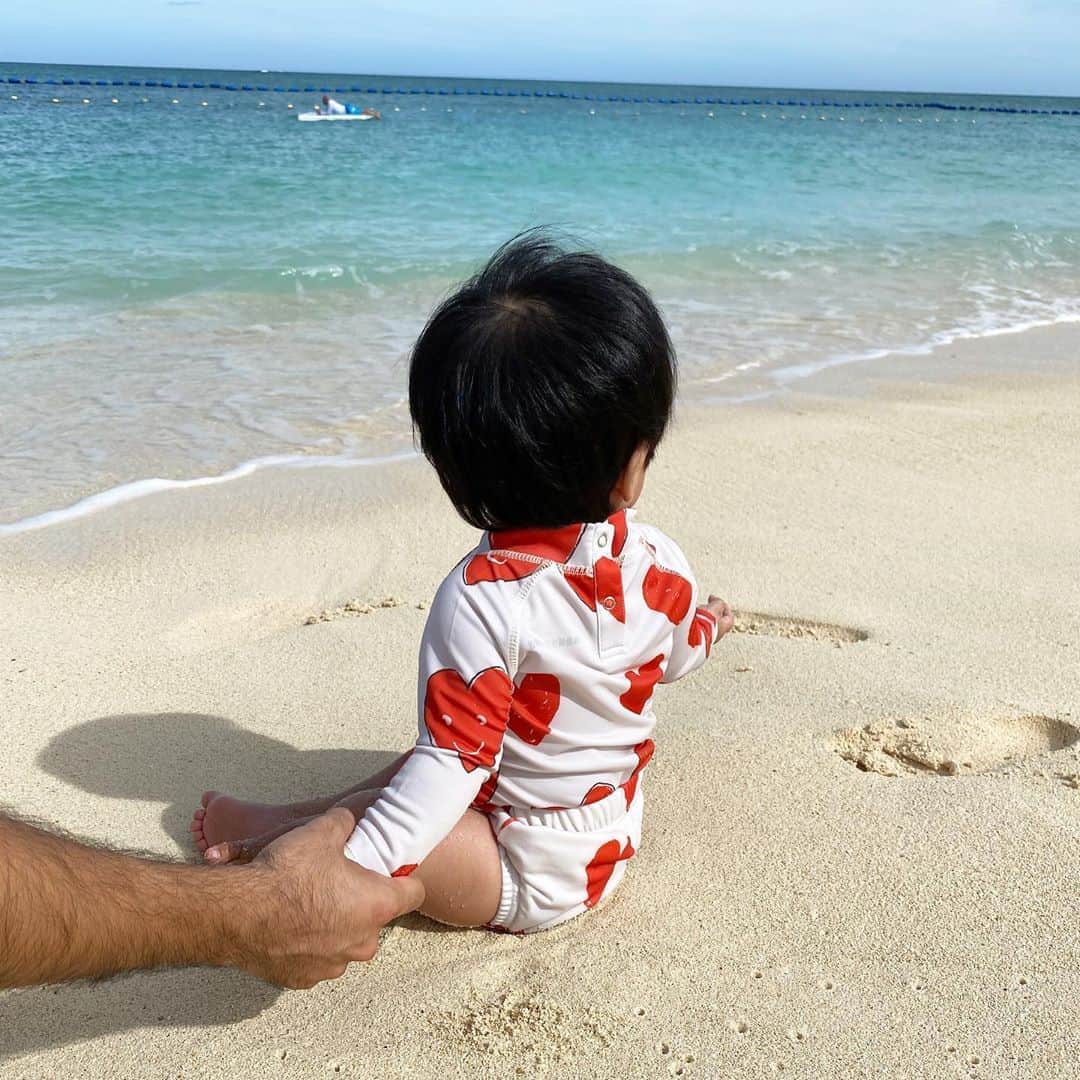 知念美加子さんのインスタグラム写真 - (知念美加子Instagram)「たけのこーで🏝 ・ ・ 初の海はラッシュガードとブルマ❤️笑　ハートが可愛いでしょ😍笑 ・ ・ 波が来たらパシャパシャ楽しんでおりました👶（写真は楽しくなさそう笑） ・ ・ ・ Swim suit @nadadelazos  @babyshop で買いました❤️ ・ ・ #たけのこーで🐒  #海デビュー #babyshop #たけのこメモリー」7月8日 10時47分 - chinenmikako