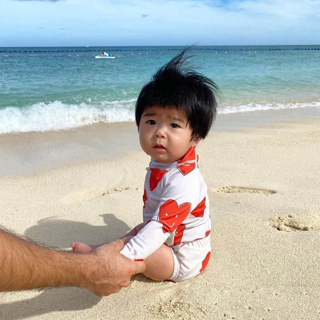 知念美加子さんのインスタグラム写真 - (知念美加子Instagram)「たけのこーで🏝 ・ ・ 初の海はラッシュガードとブルマ❤️笑　ハートが可愛いでしょ😍笑 ・ ・ 波が来たらパシャパシャ楽しんでおりました👶（写真は楽しくなさそう笑） ・ ・ ・ Swim suit @nadadelazos  @babyshop で買いました❤️ ・ ・ #たけのこーで🐒  #海デビュー #babyshop #たけのこメモリー」7月8日 10時47分 - chinenmikako