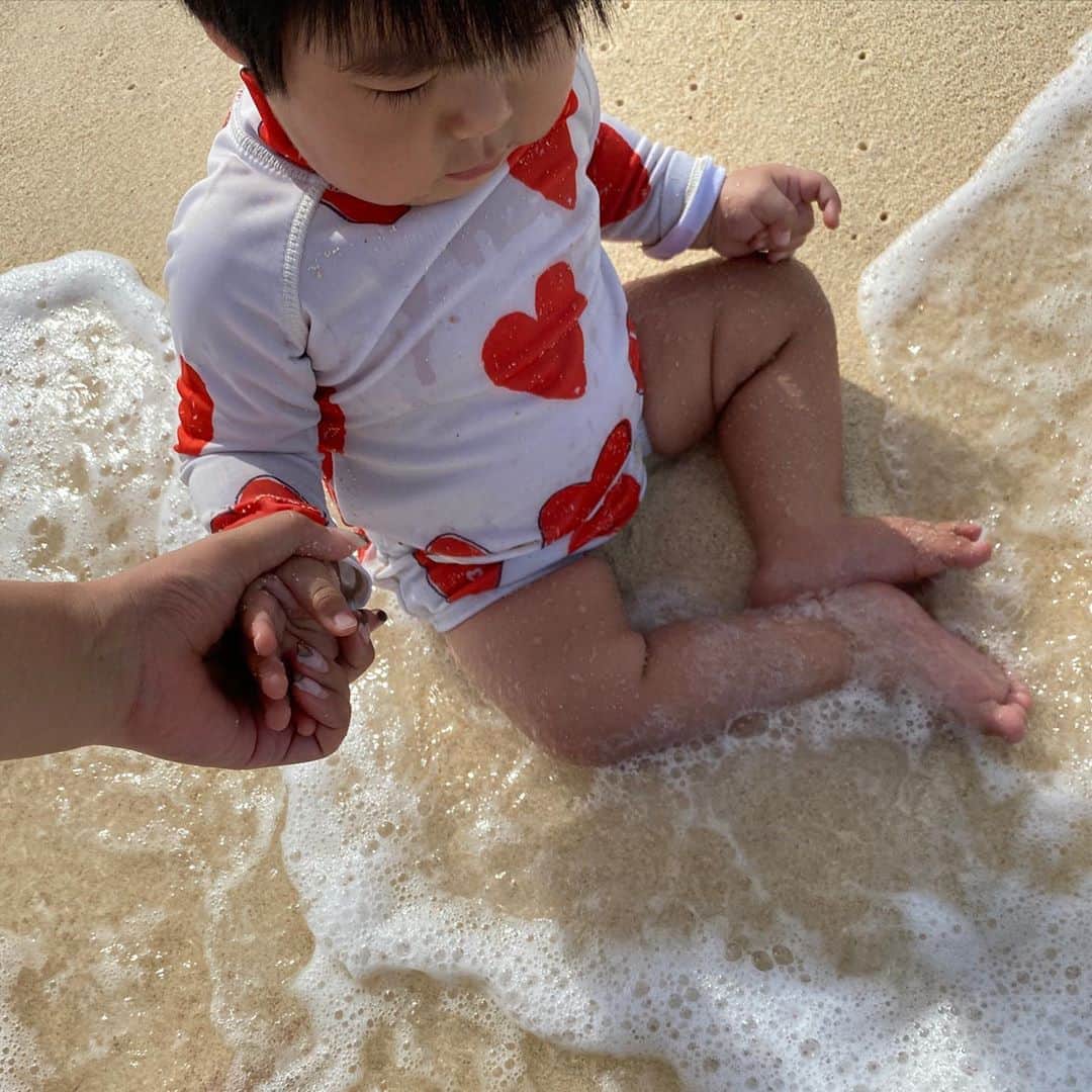 知念美加子さんのインスタグラム写真 - (知念美加子Instagram)「たけのこーで🏝 ・ ・ 初の海はラッシュガードとブルマ❤️笑　ハートが可愛いでしょ😍笑 ・ ・ 波が来たらパシャパシャ楽しんでおりました👶（写真は楽しくなさそう笑） ・ ・ ・ Swim suit @nadadelazos  @babyshop で買いました❤️ ・ ・ #たけのこーで🐒  #海デビュー #babyshop #たけのこメモリー」7月8日 10時47分 - chinenmikako