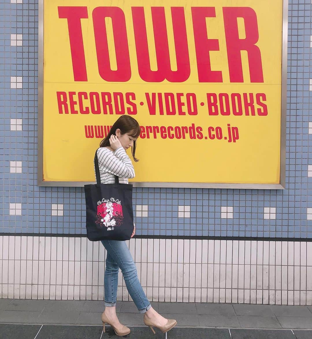 末井櫻子のインスタグラム：「． ． 広島だと普通にカープグッズ身に付けて歩けるから嬉しい☺︎ ． この日はトートバッグ★ @baseball_girl_89  ． ． 近所に出掛ける時は、普通に真っ赤なカープTシャツ着てるよ👶🏻❤️笑 ． ． ． #そろそろこいほー🎏叫びたい  #カープ #カープ女子  #カープグッズ #インスタ野球女子  #NoCarpNoLife  #プロ野球  #タワーレコード  #NCNL #NMNL」