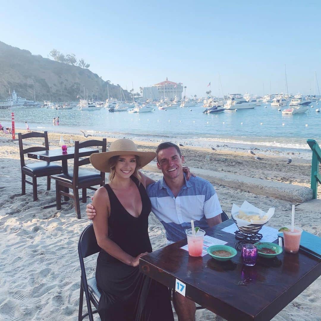 サミュエル・ミクラクのインスタグラム：「Sandy cheeks and I hanging out in Catalina 😂😘」