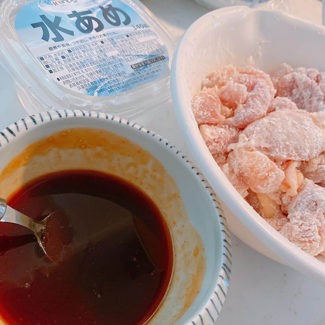 加護亜依さんのインスタグラム写真 - (加護亜依Instagram)「韓国料理🇰🇷が食べたくて キンパと初めての、ヤンニョムチキンを 作ってみましたよぉ🔥🔥🔥  ヤンニョムチキンのタレは コチュジャン、醤油、ケチャップ、水飴、すり下ろしニンニク。  片栗粉で揚げた鶏肉に フライパンで絡めていくだけ〜！ 最後に白胡麻ふりかけて完成。 辛すぎず、子供に大好評でした！  豆腐チゲも食べたかったけど 私以外、辛いの苦手家族だから やめておきました。笑  #おかわりぼん飯 #子供が食べられるご飯」7月8日 11時00分 - ai.1988kg