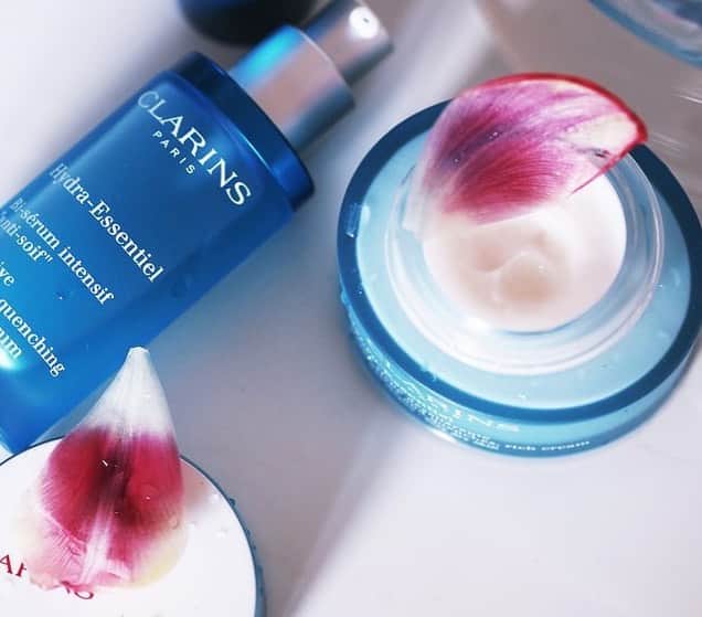 CLARINSさんのインスタグラム写真 - (CLARINSInstagram)「#texturetuesday 💙💦 Hydra-Essentiel Silky Cream hydrates, comforts, and plumps 💦💙 stay hydrated  #clarinsskincare #skincare photo: Bless the Mess」7月8日 11時01分 - clarinsusa
