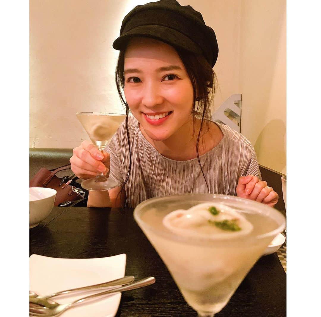 奈津子さんのインスタグラム写真 - (奈津子Instagram)「全国200店舗以上のお店訪問&お取り寄せをしまくる餃子マニアのわたくしが🥟愛してやまないのが　@wing_village さんです。スタンダードな焼き餃子と水餃子が鬼のように美味しいのはもちろんのこと🎊カクテルグラスに入った冷たい餃子や、コンポタ餃子などいわゆる変わり種の餃子たちも舌の上がパラダイスになるほど美味しいのです。 ・ 皮も餡も底が見えないほど味わい深くて、その層の深さの謎が知りたくて何度も通うんだけど、いつもヒミツには触れられずに帰宅するという笑。サイドメニューもまず間違いなくどれも美味しい。中野駅から徒歩10分くらいかな、お洒落なバーのような雰囲気なのでデートにもいいと思いますよ😊 ・ この日は久々に大好きな餃子仲間の　@hitomifurusaki にも会ってマシンガントークできました✨本当ひとみんと話してると刺激受けるしたのしいわ🤣誕生日おめでとうね。 ・ ではでは収録いってきます！ ・ #家電 #家電好き #家電女優 #奈津子 #餃子　#餃子部 #餃子大好き　#奈津子の餃子録」7月8日 11時15分 - natsuko_kaden