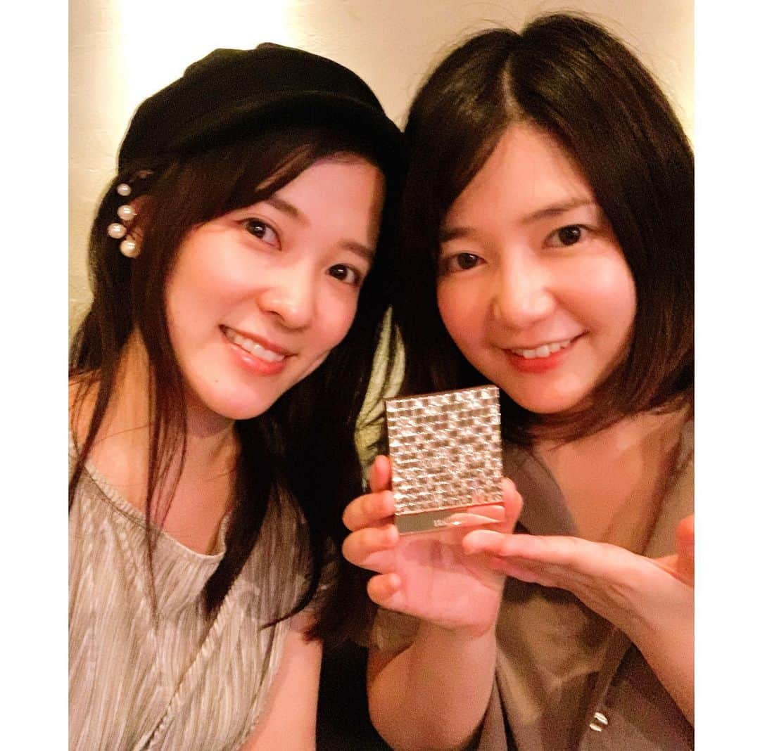 奈津子さんのインスタグラム写真 - (奈津子Instagram)「全国200店舗以上のお店訪問&お取り寄せをしまくる餃子マニアのわたくしが🥟愛してやまないのが　@wing_village さんです。スタンダードな焼き餃子と水餃子が鬼のように美味しいのはもちろんのこと🎊カクテルグラスに入った冷たい餃子や、コンポタ餃子などいわゆる変わり種の餃子たちも舌の上がパラダイスになるほど美味しいのです。 ・ 皮も餡も底が見えないほど味わい深くて、その層の深さの謎が知りたくて何度も通うんだけど、いつもヒミツには触れられずに帰宅するという笑。サイドメニューもまず間違いなくどれも美味しい。中野駅から徒歩10分くらいかな、お洒落なバーのような雰囲気なのでデートにもいいと思いますよ😊 ・ この日は久々に大好きな餃子仲間の　@hitomifurusaki にも会ってマシンガントークできました✨本当ひとみんと話してると刺激受けるしたのしいわ🤣誕生日おめでとうね。 ・ ではでは収録いってきます！ ・ #家電 #家電好き #家電女優 #奈津子 #餃子　#餃子部 #餃子大好き　#奈津子の餃子録」7月8日 11時15分 - natsuko_kaden