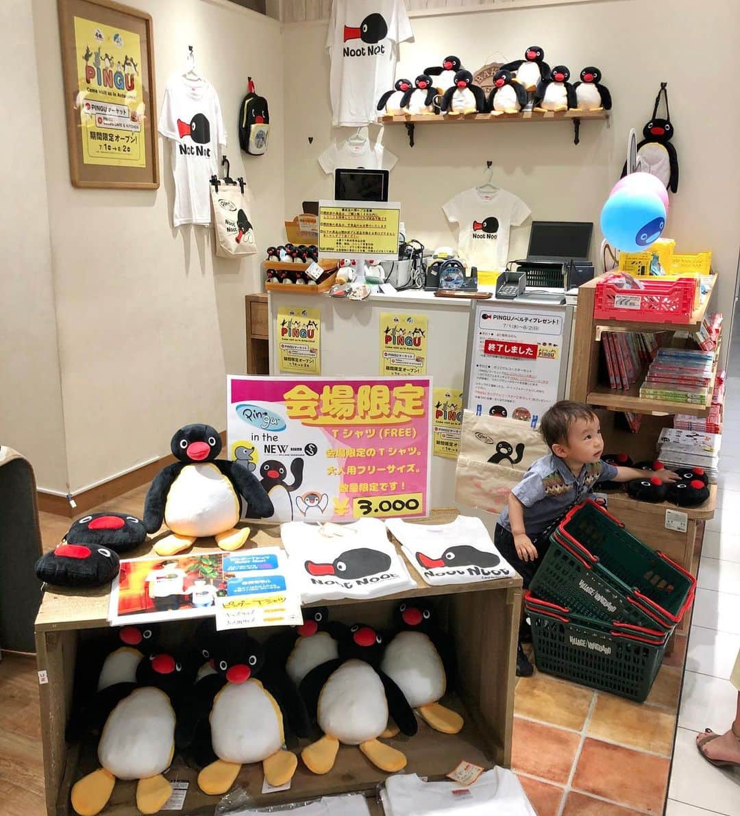 長谷川真美さんのインスタグラム写真 - (長谷川真美Instagram)「🐧💕 ・ 大好きな #ピングー @pingu_jp ✨ 見て！！！可愛すぎる😍❤️ ・ kawara CAFE&KITCHEN  #吉祥寺PARCO 店で #ピングーコラボ がやってるので さっそく行ってきました🙌💕  「ピングーのお絵描きパンケーキ」 「ブルージェリークリームソーダ」など かわいいメニューが盛りだくさん🍹✨ 店内には座敷スペースもあるから 子連れでもゆっくりできて良かったよ❤️ ・ B1にはPINGUマーケットも開催してて フォトスポットもありました🐧❤️ 8月2日(日)までだってよー☺️✨ ・ #キャラウォーカー #pingu #ピングー #ピングーカフェ #kawaracafe #瓦カフェ #PR #子連れ #子連れスポット #ママライフ #ママスタグラム #男の子ママ #はちきゅう兄弟 #はち成長記録 #吉祥寺カフェ #吉祥寺 #パンケーキ」7月8日 11時19分 - maami.hase