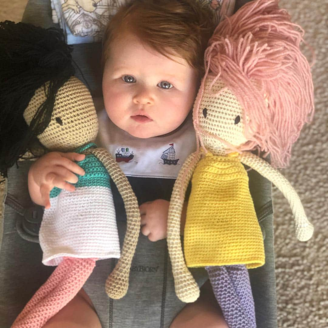 ロビン・タニーのインスタグラム：「Six months old and her only play dates have been with inanimate objects. Colette’s incredibly thoughtful cousin @alexipappas sent some hand knit friends from Greece. We need all the snuggles we can get. #quarantinebaby #sixmonthsold」