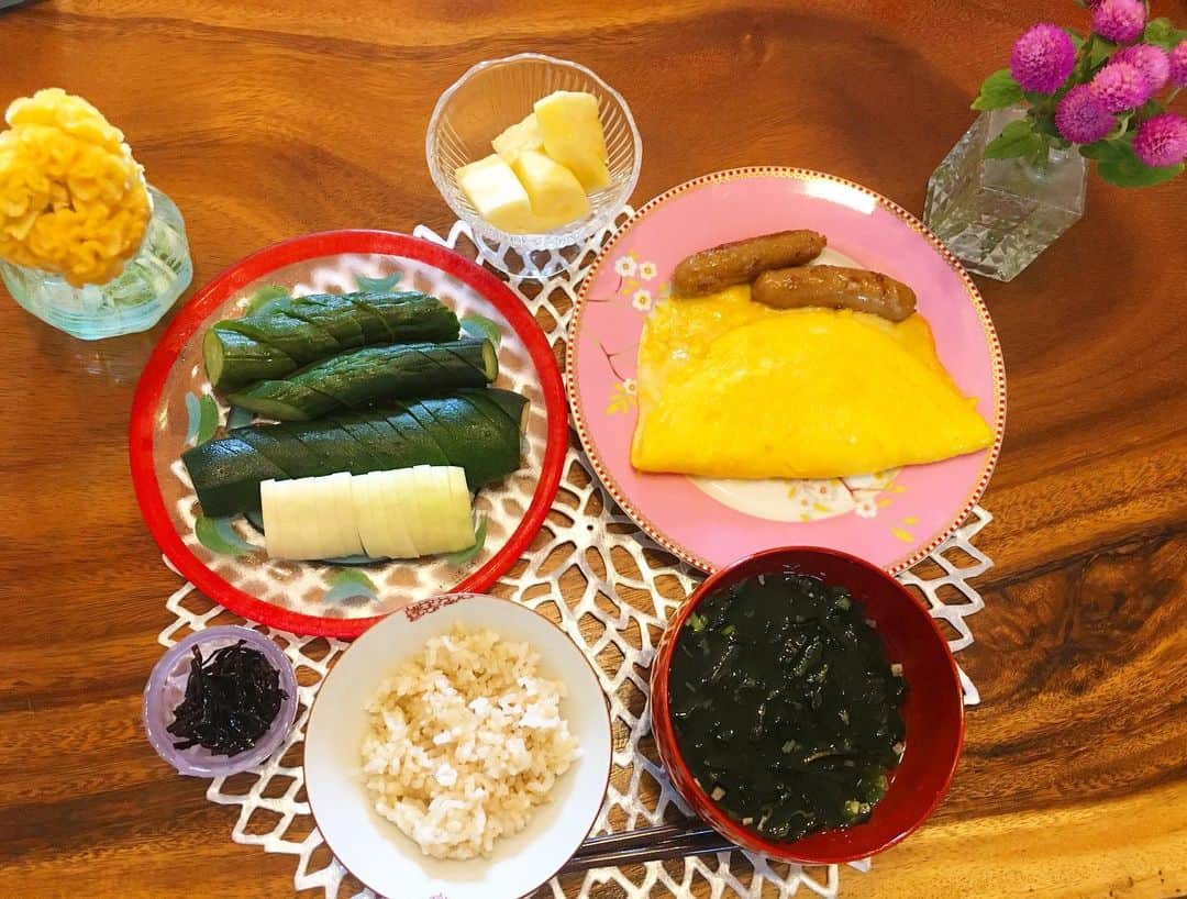 六車奈々さんのインスタグラム写真 - (六車奈々Instagram)「今日の朝ごはん。 せりが毎日選ぶお花も飾って。  せりの大好きな、チーズオムレツにしました。中には、とろとろチーズ。  雑穀米を炊き忘れたので、 せり用の白米and玄米ごはん。 パイナップルも美味しい^_^  #朝ごはん #お家ごはん #ハナノヒ　#花のある暮らし #チーズオムレツ #ぬか漬け生活」7月8日 11時23分 - nanarokusha