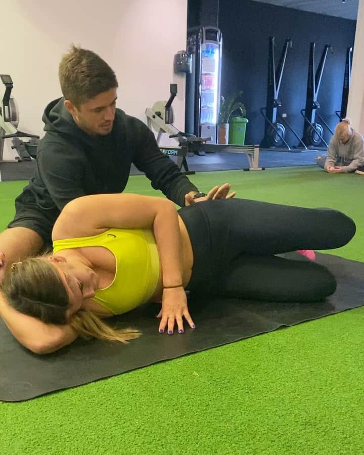 シャルロッテ・キャスリックのインスタグラム：「I’ve spent the past couple of days working on the little things that help make my body perform.  @joseph_agresta at @scienceoffitness have been working on breathing mechanics, finding neutral spine and moving through pain free range. We’ve stripped it right back to the basics, even athletes need to ensure they nail the foundations.   With a reduced playing schedule at the moment it’s allowed me to focus on the smaller details that’ll help me be at my best」