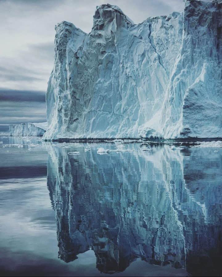 ナショナルジオグラフィックさんのインスタグラム写真 - (ナショナルジオグラフィックInstagram)「Photo by @jimmychin  69° 47′ N, 52° 78′ W: Warming climate has caused massive calving off the glaciers in Greenland. This iceberg was only recently part of the Ilulissat Glacier. For more images of the last wild places on Earth, follow @jimmychin.」7月8日 11時34分 - natgeo