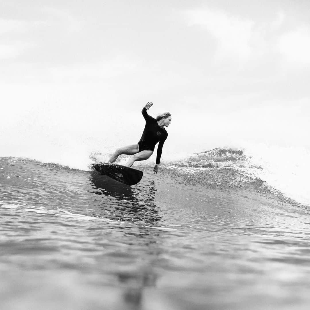 ローラ・エンバーのインスタグラム：「Favourite little fun board @dhdsurf @woodygphoto @billabongwomens」