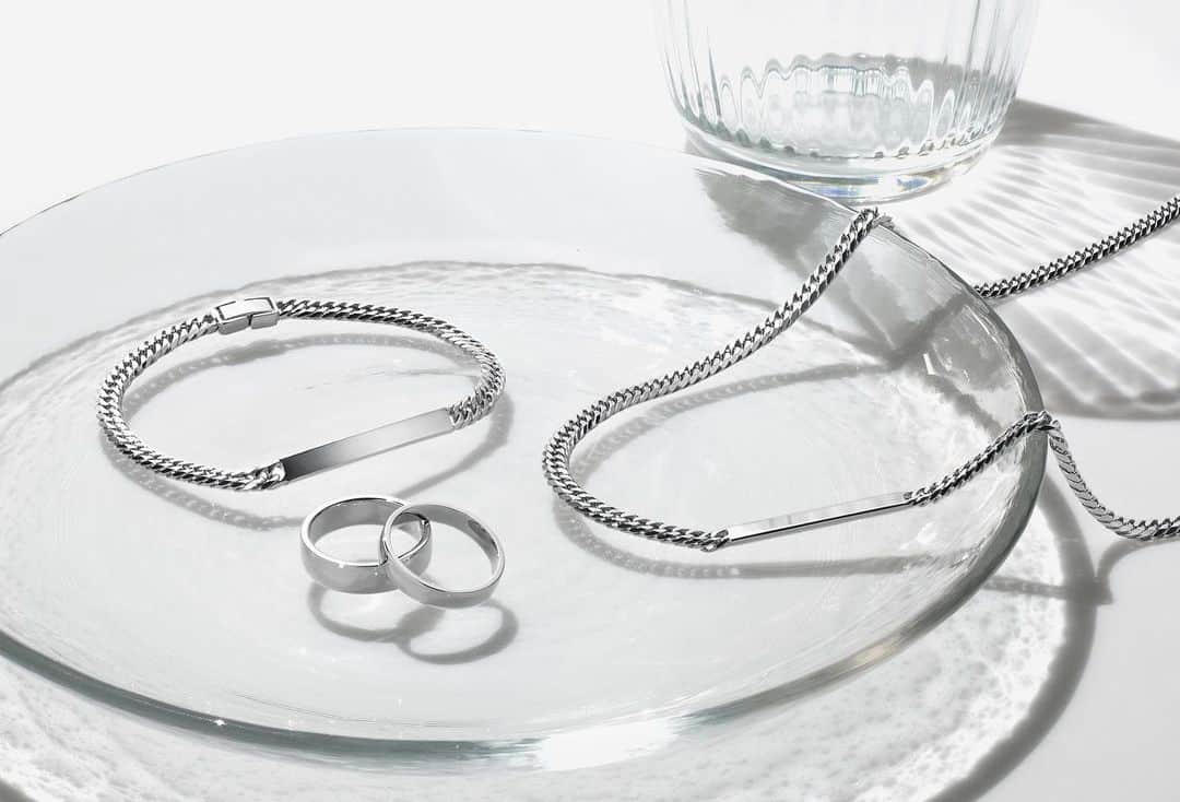 のインスタグラム：「・ 【Plate chain✨】 ・ 人気のプレートチェーンに プラチナ6面カットが新登場いたしました。  ネックレスは男性用としては短めの 45cm で 首元からちらりと見える長さを追求。  6面カットのゴージャスな煌めきが、 これから肌見せの機会が増える時期にはもちろん、 スーツや、カジュアルなスタイリングでも、 上品な印象を与えてくれます。  ぜひ爽やかな上質感を肌で感じてみてください！ ・ ・ ・ ・ #GINZATANAKA #ginzatanaka #ギンザタナカ #田中貴金属 #田中貴金属ジュエリー #summer #jewelry #K18 #Pt #GOLD #Platinum #ゴールド #プラチナ #ユニセックス #プレートチェーン #ブレスレット #ネックレス #summer」