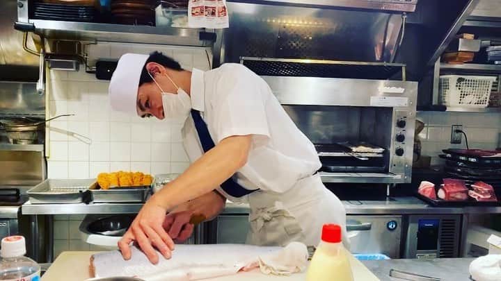 のインスタグラム：「今日から鰻フェア！ 一部店舗では幕の内780円フェア！ ランチは魚金へ急げッʕ•̫͡•ʕ•̫͡•ʔ•̫͡•ʔ•̫͡•ʕ•̫͡•ʔ•̫͡•ʕ•̫͡•ʕ•̫͡•ʔ•̫͡•ʔ•̫͡•ʕ•̫͡•ʔ•̫͡•ʔ  板前さんはシャイな方が多いですが、仕込みで手が塞がってるのをいい事にジーッと撮ってきました。 いつも美味しいお料理ありがとうございます🍵  #魚金 #uokin #ランチ #鰻 #鰻丼 #幕の内さん #ランチ難民を救え」