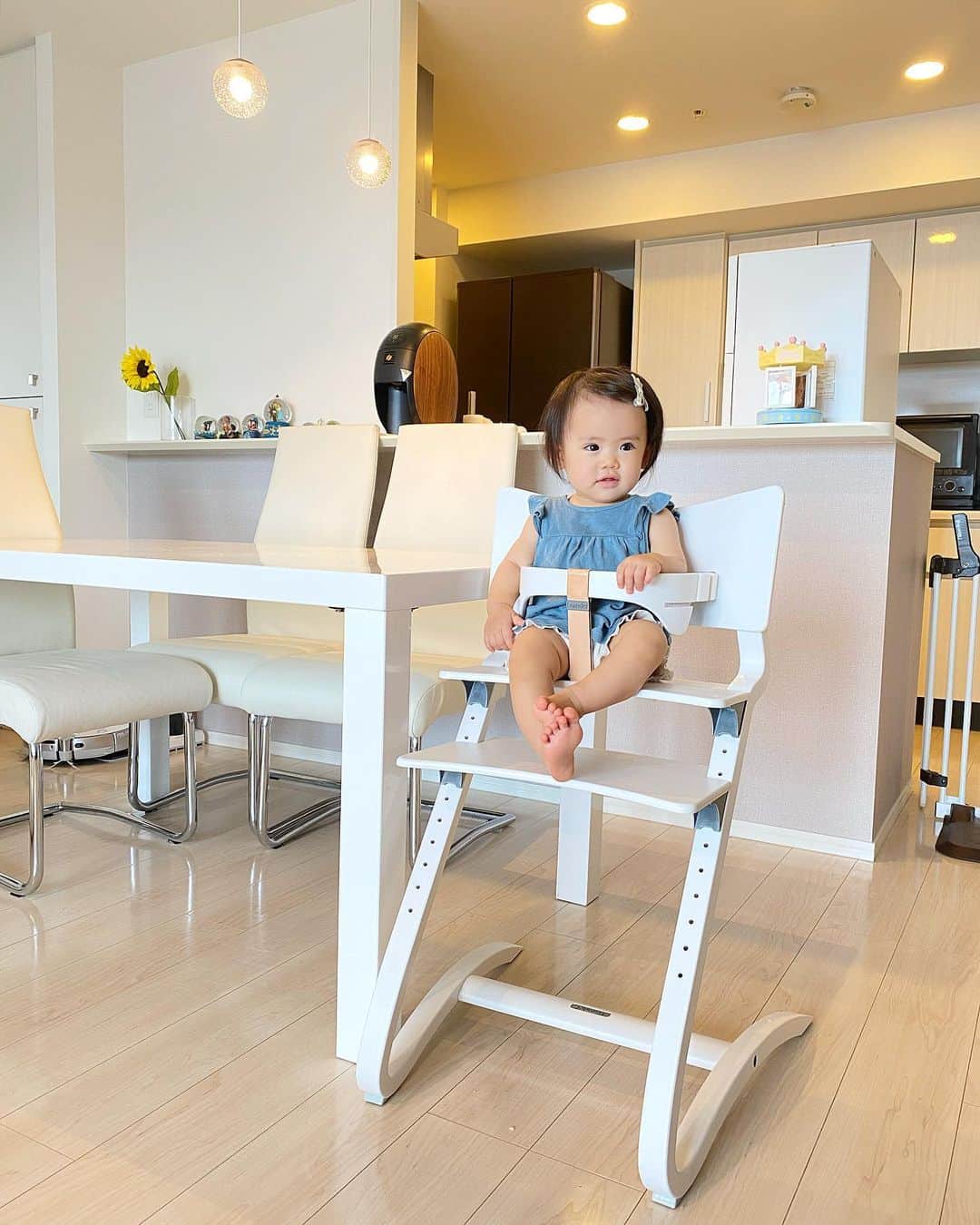 姫野れみのインスタグラム：「我が家のベビーチェア👶🏼 前から質問頂いていて、色々悩んだ結果、 リエンダーのハイチェアに♡  ・片手でひょいっと持ち上げられる軽さ ・動き合わせた安定感のある"しなり" ・👶🏼が抜け出しにくい ・食べこぼしの掃除が楽チン ・耐荷重が高い(125kg) ・正しい姿勢になるように設計されている ・大人(になっても)も使える ・デザイン性が高くてオシャレ  インテリアを白で揃えているので ベビーチェアも真っ白に♡ 見た目もオシャレで何より扱いやすくて とっても気に入っています🥰  #リエンダー #ベビーチェア #ハイチェア #leander #babychair #highchair」