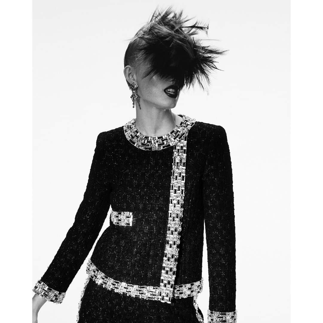 キム・ゴウンさんのインスタグラム写真 - (キム・ゴウンInstagram)「CHANEL Fall-Winter 2020/21 Haute Couture collection by @virginieviard @chanelofficial #샤넬#CHANELHauteCouture 🖤」7月8日 11時53分 - ggonekim