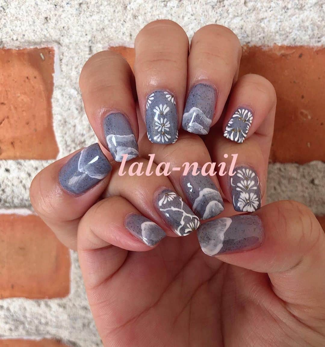 のインスタグラム：「mynails ❣️ ワンカラーで纏めるのが今月の私の マイブーム🥺 ワンカラーが大人だと思ってる人　笑 濃いめのサンドネイルに手書きart💖」