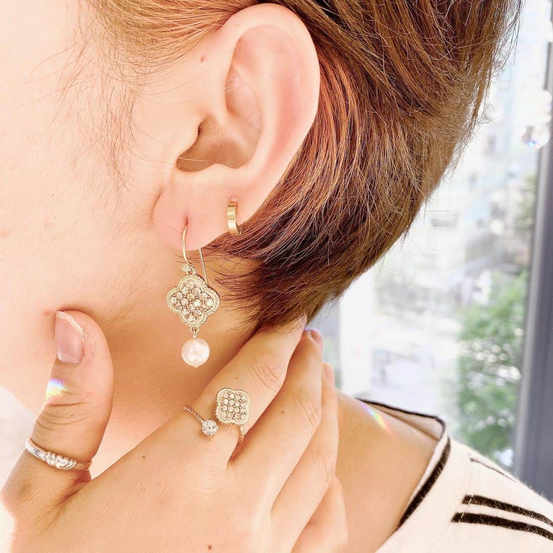 貴和製作所 公式さんのインスタグラム写真 - (貴和製作所 公式Instagram)「【銀座店より完成品アクセサリー販売のお知らせ】 . 銀座店で好評発売中の完成品アクセサリーを、 お電話またはメールで ご注文いただけるようになりました！！ 遠方にお住まいのお客様 また、外出を控えているお客様にもおすすめです！ ぜひお見逃しないよう、ご覧くださいませ！ . ￣￣￣￣￣￣￣￣￣￣￣￣￣￣￣￣￣￣￣￣ 四弁花モチーフにスワロフスキー・クリスタルをふんだんに 散りばめた大人気のデザインです。 デイリーにご使用いただけるカジュアルなピアスです。  【商品名】 スワロフスキー・クリスタル 四弁花ピアス 【品番】 RMG-KP326-p 【カラー】 e:パープル/RC ¥2,750（税込） f:ブルー/RC ¥2,750（税込） g:ゴールド/G ¥2,750（税込） h:ホワイト/G ¥2,750（税込） . ※別途送料と手数料が掛かります。 ご購入について詳しくはスワイプしていただき 最後のページの「ご購入の流れ」をご覧下さい。 ※「ご購入の流れ」内のお振込み先に誤りがあります。 正しい当座番号は【211581】となります。 申し訳ございませんが、ご注意いただけますよう お願いいたします。 ￣￣￣￣￣￣￣￣￣￣￣￣￣￣￣￣￣￣￣￣ ◆ご注文・お問い合わせ先◆ 貴和製作所　キラリトギンザ店 TEL:03-6264-4811 ※コロナウイルス感染拡大防止の為 短縮営業となっております。 MAIL: ginza_kiwaseisakujo@kiwa-inc.co.jp」7月8日 12時01分 - kiwaseisakujo