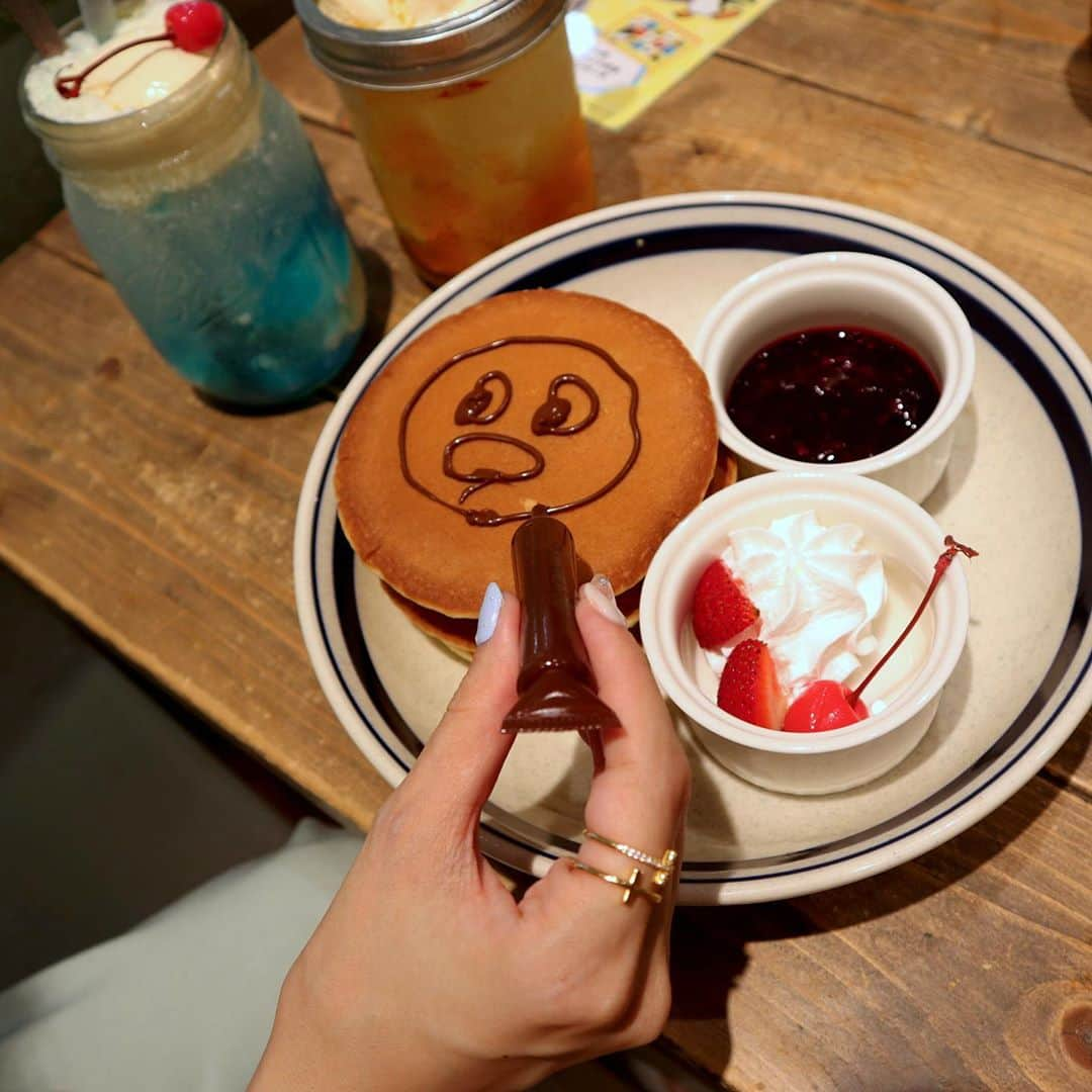 高橋晴香さんのインスタグラム写真 - (高橋晴香Instagram)「kawara CAFE&KITCHEN 吉祥寺PARCO店で、ピングーコラボやってたよ🐧☕︎﻿ ﻿ ﻿ 「ピングーのお絵描きパンケーキ」や「ブルージェリークリームソーダ」など可愛いメニューが盛り沢山🍹🥞💕﻿ ﻿ ﻿ どれも美味しそう😋﻿ ﻿ ﻿ 店内にはフォトスポットも📸﻿ ﻿ ﻿ 至る所にピングーいて可愛かった💙🐧﻿ ﻿ ﻿ B1Fにはピングーのグッズ売り場もあったよ✨﻿ ﻿ ﻿ 8月2日(日)まで開催中だよ💁‍♀️🎶﻿ ﻿ ﻿ ﻿ @pingu_jp ﻿ ﻿ ﻿ #キャラウォーカー #pingu #ピングー #ピングーカフェ #kawaracafe #瓦カフェ #吉祥寺PARCO #吉祥寺 #PR﻿」7月8日 12時01分 - haruka_takahashi0127