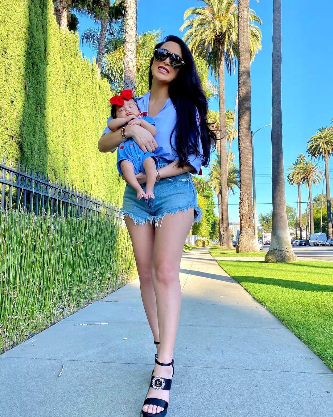 laurag_143のインスタグラム：「Reppin’ my hood 💁🏻‍♀️ #motherhood ❤️🤱🏻」