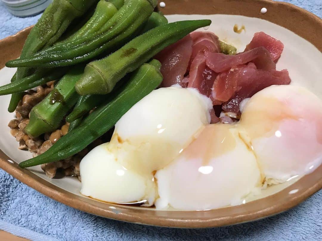 石川修司のインスタグラム：「マグロと温泉卵と納豆とオクラ #巨人のグルメ」