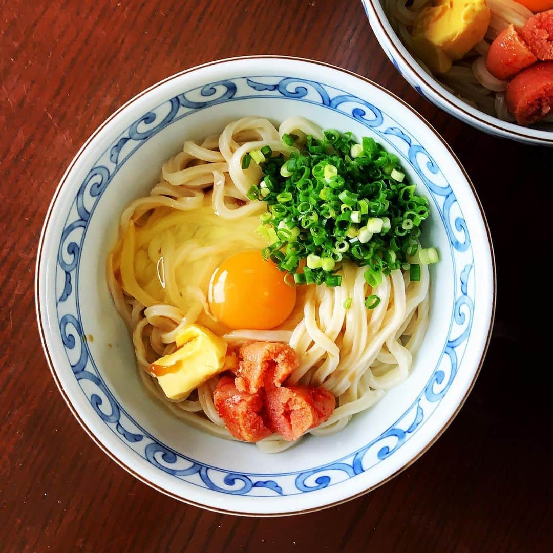 志摩有子さんのインスタグラム写真 - (志摩有子Instagram)「お昼を用意しなくちゃいけないのに、締め切り原稿にかかりきりで焦る。一福の美味しい生うどんがあってよかった。茹でてバターと生卵で釜玉バター。明太子と刻み青葱もトッピング。簡単美味しい。大満足。  #簡単美味しい #釜玉バターうどん  @udon.ippuku.official  #お取り寄せ」7月8日 12時22分 - ariko418
