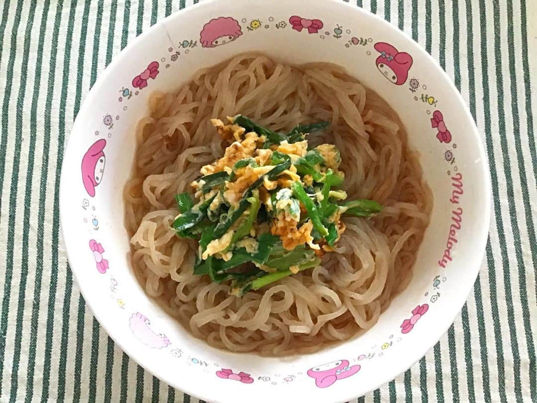 柴田淳さんのインスタグラム写真 - (柴田淳Instagram)「#冷麺  冷蔵庫が空っぽなので、ニラ玉を乗せて食べてみました。 そして茹で過ぎました…。  あえて汚い言葉で伝えさせて頂きます！  クッソ、不味かったです…  ここにはマイメロディちゃんの丼🍜しかありません💧 #買い物が苦手なので、食材との勝負です」7月8日 12時37分 - shibatajun_official