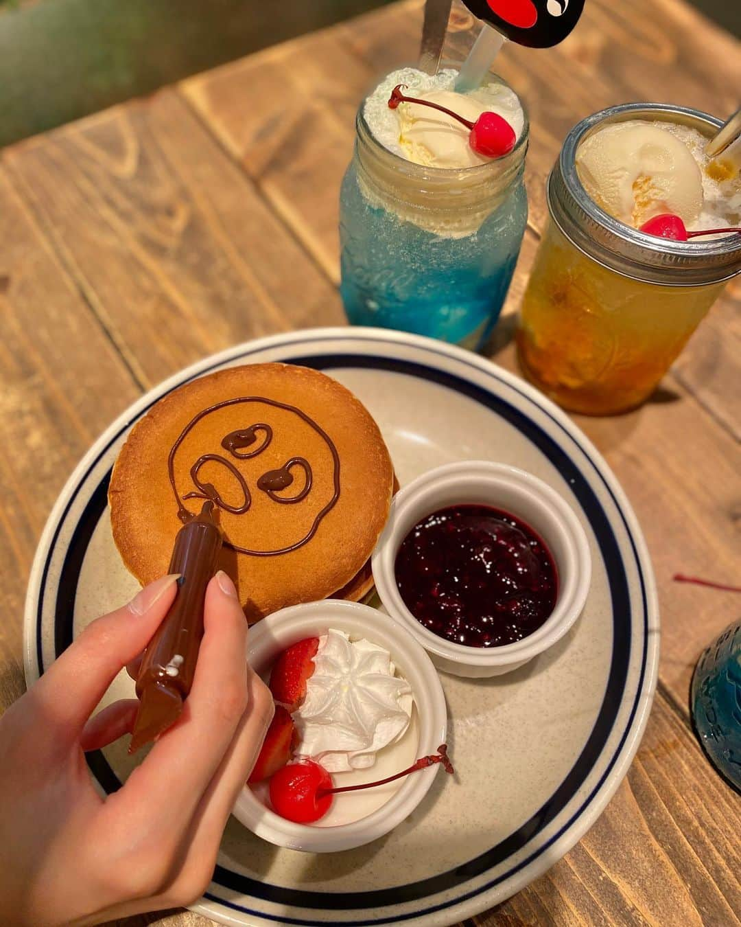 丸山悠美さんのインスタグラム写真 - (丸山悠美Instagram)「朝からピングーに癒され、ほわほわ。﻿ ﻿ kawara CAFE&KITCHEN 吉祥寺PARCO店と﻿ ピングーがコラボしたカフェに行ってきました。🐧﻿ @pingu_jp﻿ ﻿ 「ピングーのお絵描きパンケーキ」﻿ 「ブルージェリークリームソーダ」﻿ 「ピングーの具だくさんカレー」﻿ など...かわいいメニューが盛り沢山。﻿ ﻿ パンケーキはチョコペンで自分でお絵描き。﻿ これ、子供が大喜びしそう✨﻿ ﻿ なんとも愛くるしいピングー。﻿ ペンギンだけど﻿ おっちょこちょいだったりして。﻿ 人間っぽさが、愛される秘密なのでしょうか。﻿ ﻿ 完璧よりも﻿ 人間味がある方が﻿ ぎゅっと抱きしめたくなる。﻿ ﻿ B1F 特設会場の﻿ 「PINGUマーケット」も可愛かった☺️﻿ ﻿ #キャラウォーカー #pingu #ピングー #ピングーカフェ #kawaracafe #瓦カフェ #PR #吉祥寺 #吉祥寺カフェ #吉祥寺グルメ #吉祥寺ランチ #カフェ #東京カフェ #カフェ #子連れ #吉祥寺パルコ　#パルコ #parco #コラボカフェ #ママ#cafe」7月8日 12時38分 - maruyumi