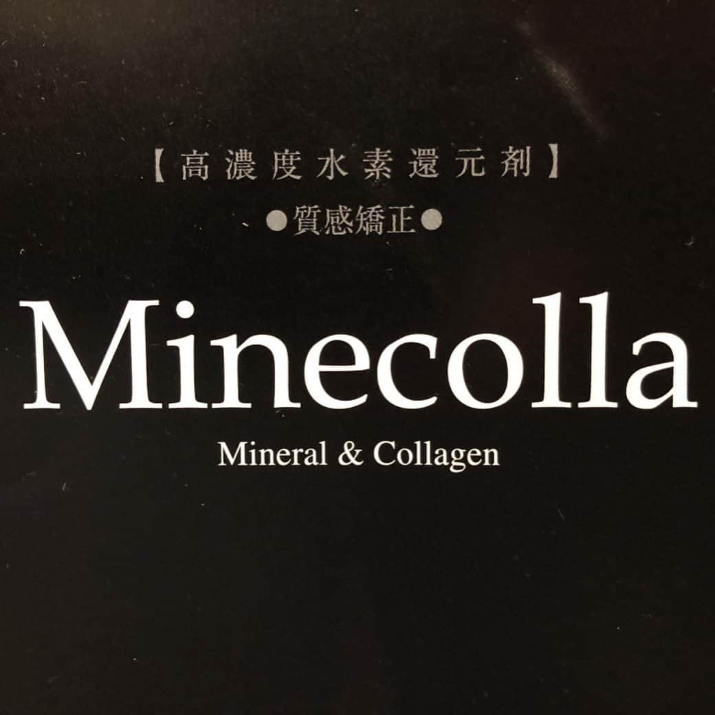 大崎初音のインスタグラム：「． 今話題のミネコラトリートメントをしてきました✨ ． ミネコラトリートメントとは 高濃度水素と炭酸の力、そして熱の力を利用して髪の水分量を増やしてくれるトリートメントで、髪の質感を変えるだけではなく、パサつき、乾燥による広がり、癖の暖和、ヘアカラーの退色防止にも効果があります。 ． この時期、髪の癖でうにうにぽわぽわになってしまうのがストレスだったのですが、外に出ても髪が広がる感じがなくてビックリ✨ ． 翌日のシャンプー後のクシ通りにさらにビックリ✨ ． ． ミネコラトリートメントはトリートメントの技術が必要なため、サロンで施術するには、研修と講師からの許可が必要なんだそうです。 ． トリートメントって塗って流すだけだと思っていた私。恥ずかしい…(´；ω；`) ． 池袋では、お伺いしたLAKOLAさんでしか取り扱っていないとのことです。日本でも300店舗ほどしかないのだそう。 ． ホームケアキットは、公式ホームページでは全て売り切れ😵 ． https://minecolla.jp ． LAKOLAさんにはまだ在庫があったので、ホームケアを始めてみることにしました✨ ． 娘が生まれて、自分の髪なんて全然気にしてこなかったけれど、これからは自分にも優しく接しようと思います。笑 ． ． LAKOLAさんは席数も４席のみでゆったり過ごせますし、飲み物もコロナ仕様でペットボトルを出して下さいました！ ． 「大崎の紹介で」と言うと、30%オフにして下さるそうです😳✨ありがたや〜！！ ． 髪の痛みや癖が気になる方、気にならないけれどトゥルトゥルになりたい方、この機会にぜひ体験してみて下さいね.°ʚ(*´꒳`*)ɞ°. ． LAKOLA【ラコラ】 https://beauty.hotpepper.jp/slnH000458678/?vos=cpahpbprosmaf131118001」