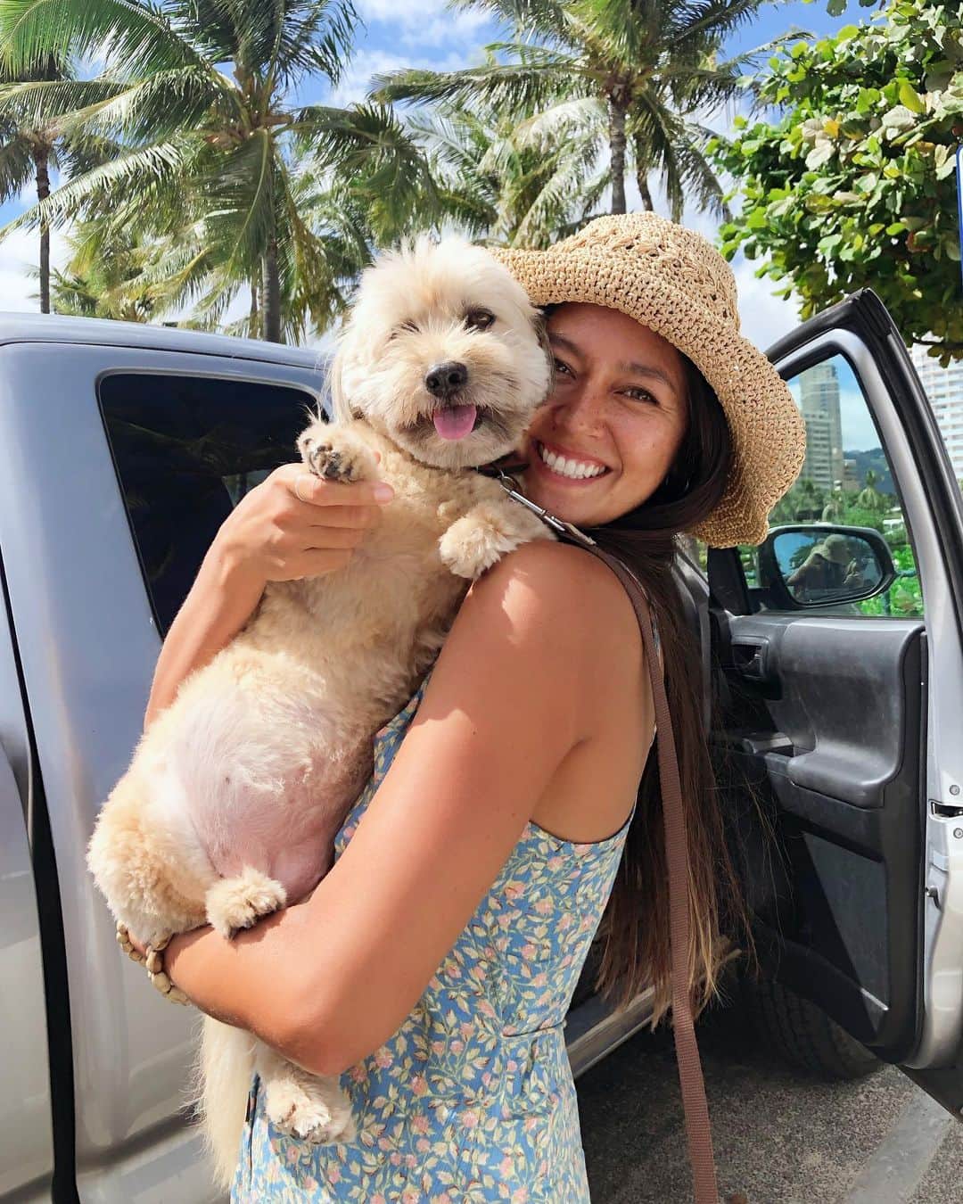 Tamikoのインスタグラム：「surprise town visit from my goddaughter angel pup @juzuhawaii and dear friend @mermaidlove808 🌴🐶 love you both so much!」