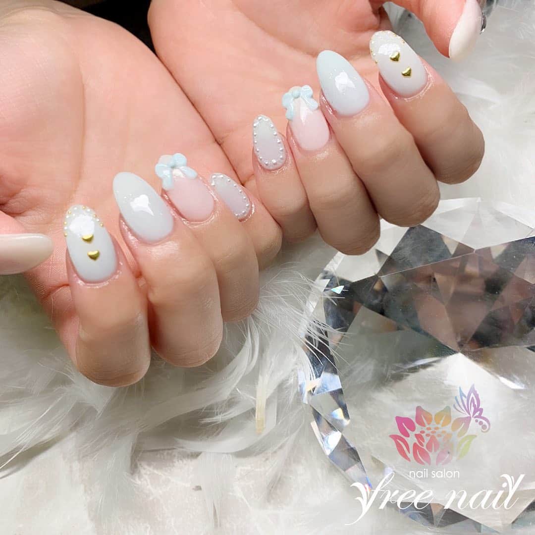 free nail フリーネイルのインスタグラム：「. お客様ネイル💅🏻🍑 . ガーリーリボンネイル🎀✨ . パステルが可愛い🧚🏻‍♀️ . ▶︎▶︎▶︎スワイプして動画も見てね☝︎🎬✨ . ご来店ありがとうございました🙇🏻‍♀️🙇🏻‍♀️🙇🏻‍♀️💗 . #ネイルアート #ジェルネイル #ネイルサロン #大阪ネイルサロン #ネイルデザイン #ネイルチェンジ #リボンネイル #ハートネイル #3dネイル #パールネイル #ピンクネイル #ブルーネイル #デザインネイル #トレンドネイル #ガーリーネイル #ラブリーネイル #夏ネイル #summernails #nailsart #nailsdid #美甲 #日式美甲 #日式美甲胶 #日本美甲师 #日本美甲老师 #美甲上课 #日本胶 #フリーネイル #freenail」