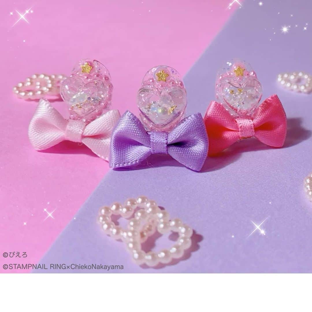なかやまちえこのインスタグラム：「本日より、クリィミーマミちゃんコラボの @stampnailring #ハンドメイド ネイルリング が販売になります💍✨⠀⠀ ⠀ ⠀ こちらはマミちゃんのステッキをイメージしたリングです。⠀ ハートのドームの中が動きます✨✨ ⠀  ご購入は @stampnailring  のプロフィールから販売サイトに飛んでいただくか、ストーリーから飛べます☺️☺️☺️⠀  ⠀ #リングネイル は指先に #リング をはめていただくのみの取り外し簡単に爪先のオシャレを楽しめる商品です✨⠀ #スタンピングネイルリング のアカウントのストーリーハイライトのところからショッピングサイトに飛べます！⠀ 全て手作りのため数に限りがございます✨⠀ #nail #nails #nailart #ネイル #美甲 #ネイルアート  #japanesenailart #manucure #japanesenails #manicurist #gelnails #أظافر #네일아트 #vẽmóng #ngườiđẹp  #เพ้นท์เล็บ #искусствоногтя #artedeuñas #เพ้นท์เล็บเจล #ジェルネイルデザイン #ネイルデザイン #senikuku #nagelkunst #ゆめかわネイル #オーロラネイル #ゆめかわいい ⠀ ・意匠登録済（デザイン特許）STAMPNAIL ・実用新案登録済（使い方特許）STAMPNAIL⠀ ・スタジオぴえろに監修をしていただいておりますので、リングのケースに証紙が付いております。」
